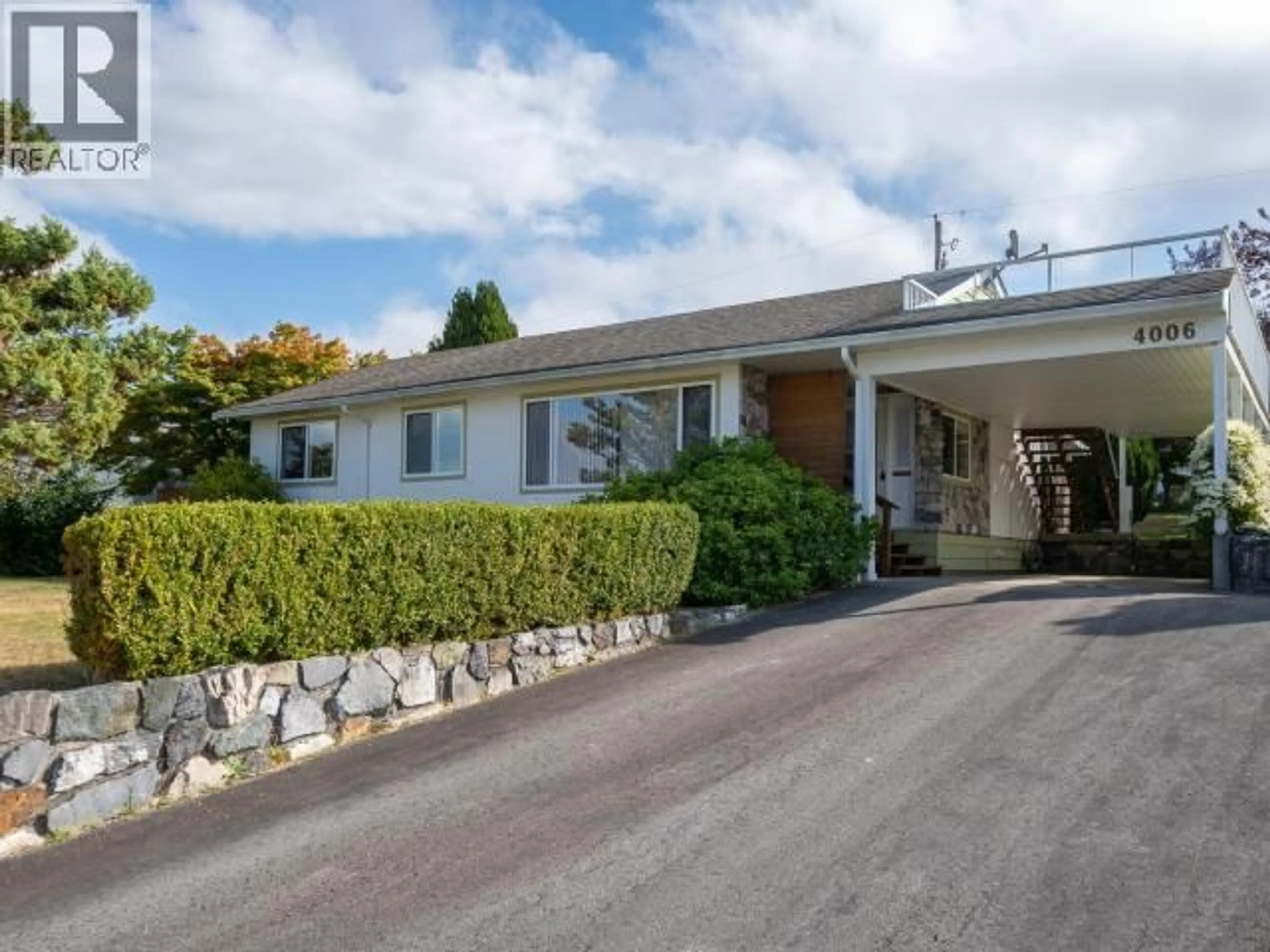 Home with vinyl exterior material, street for 4006 GORDON AVE, Powell River British Columbia V8A2T9