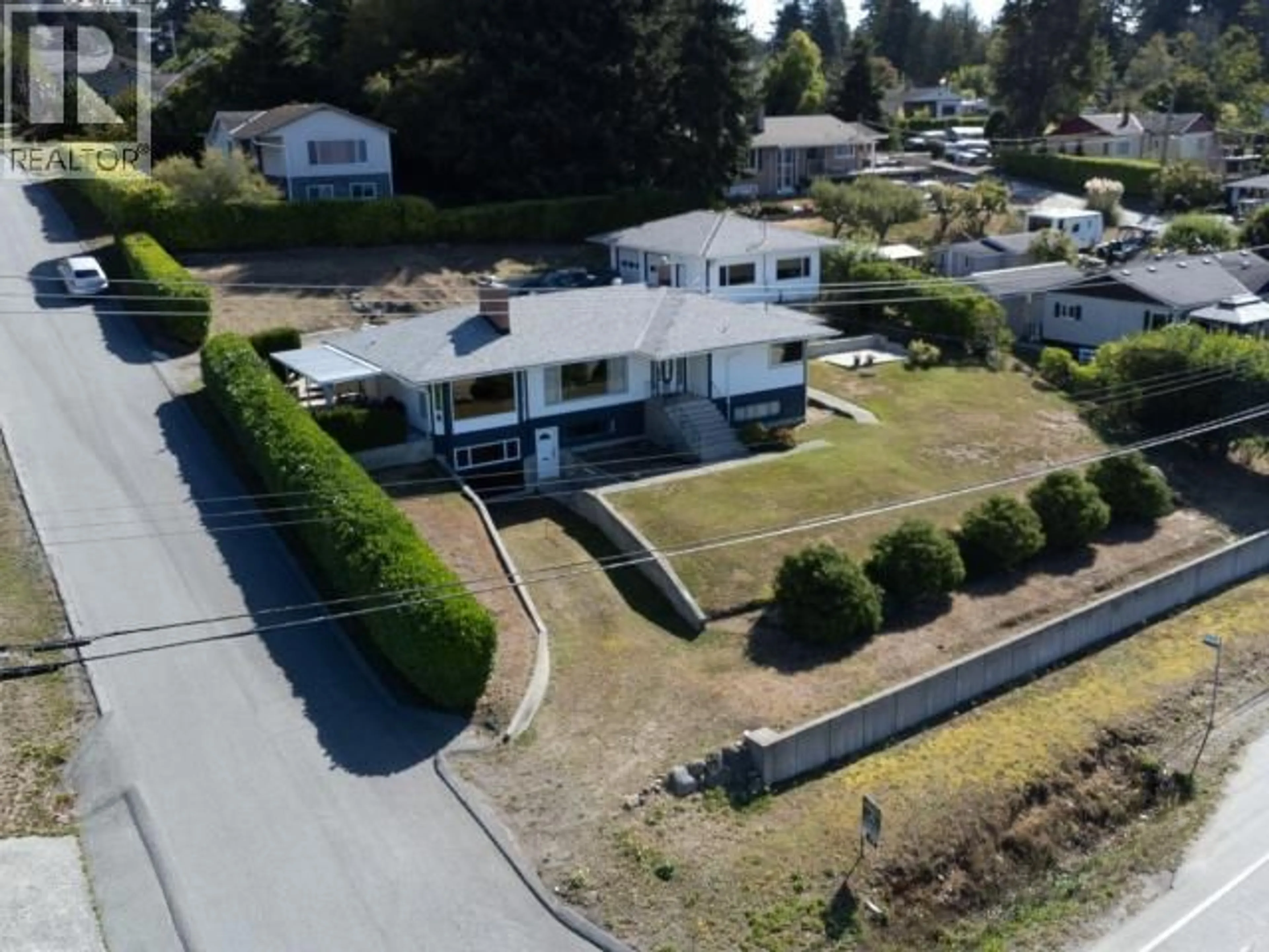 A pic from outside/outdoor area/front of a property/back of a property/a pic from drone, street for 3446 MARINE AVE, Powell River British Columbia