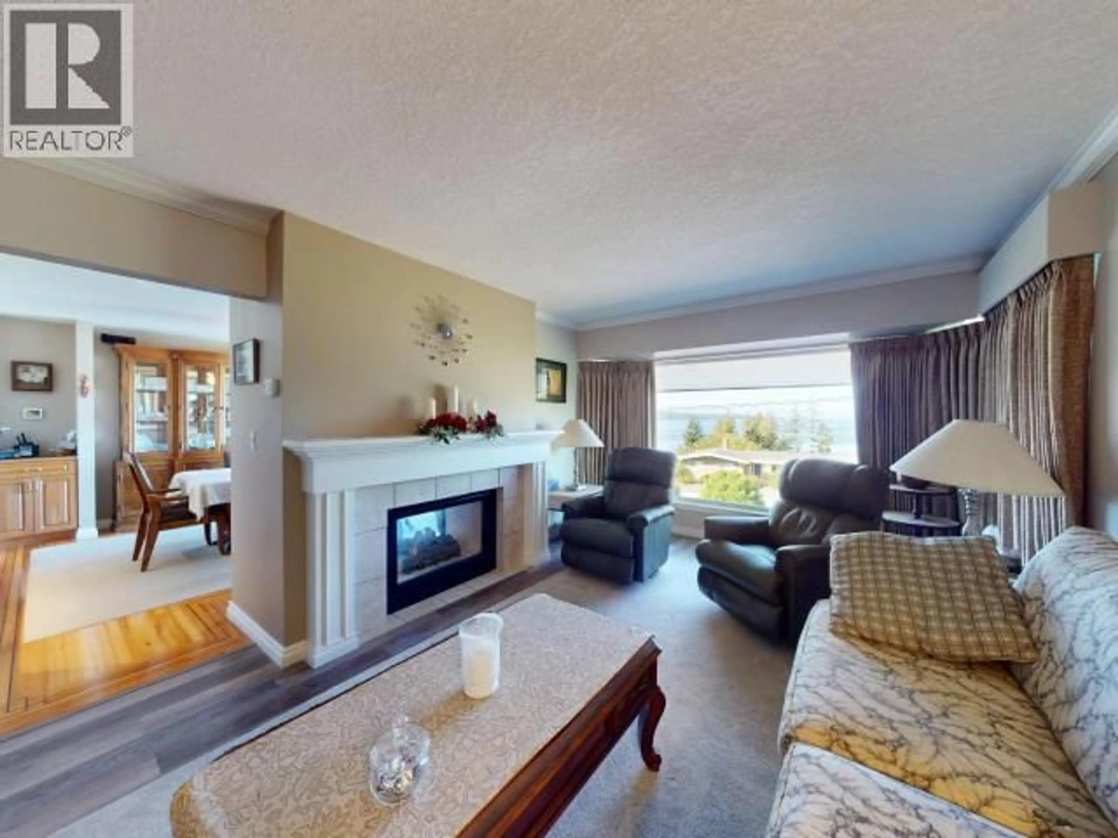 Living room with furniture, unknown for 3446 MARINE AVE, Powell River British Columbia