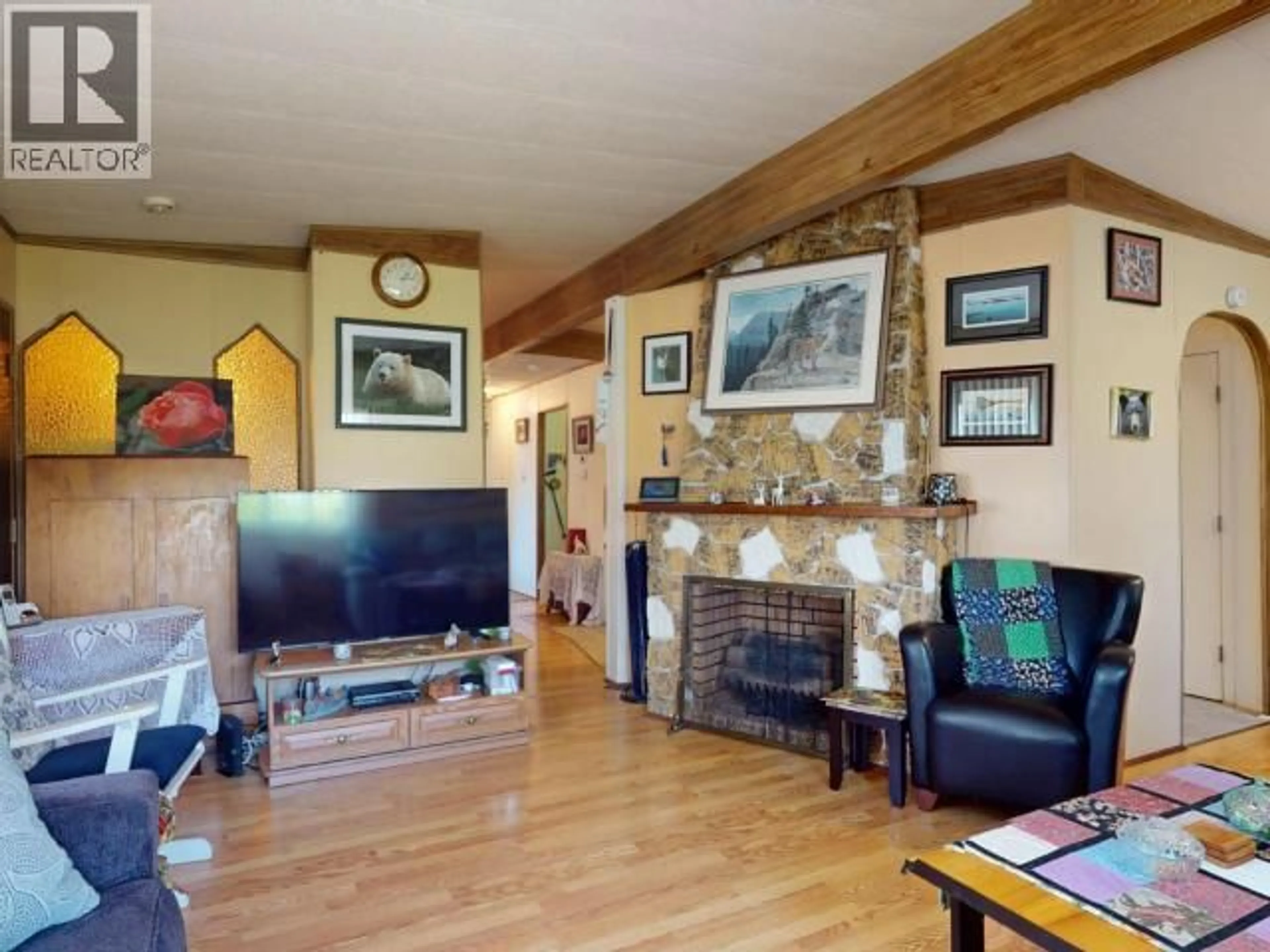 Living room with furniture, wood/laminate floor for 58-7624 DUNCAN STREET, Powell River British Columbia V8A5L2