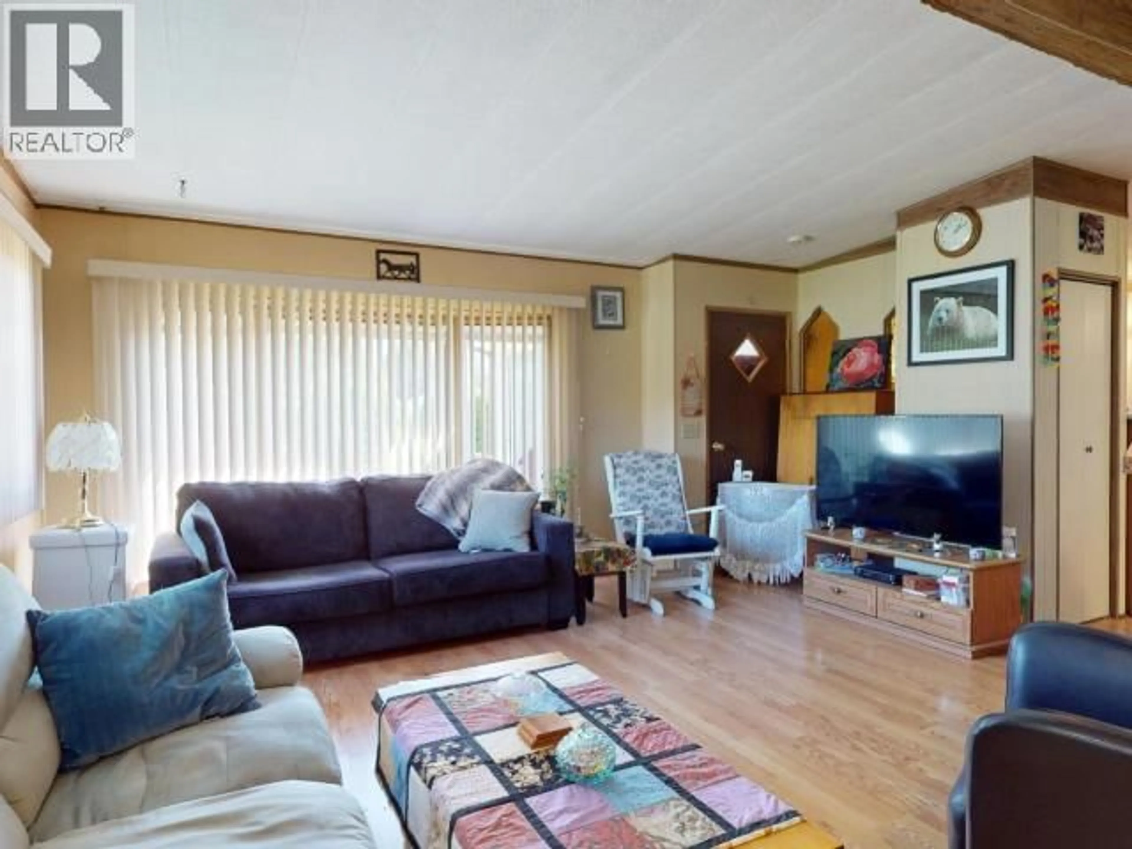 Living room with furniture, wood/laminate floor for 58-7624 DUNCAN STREET, Powell River British Columbia V8A5L2