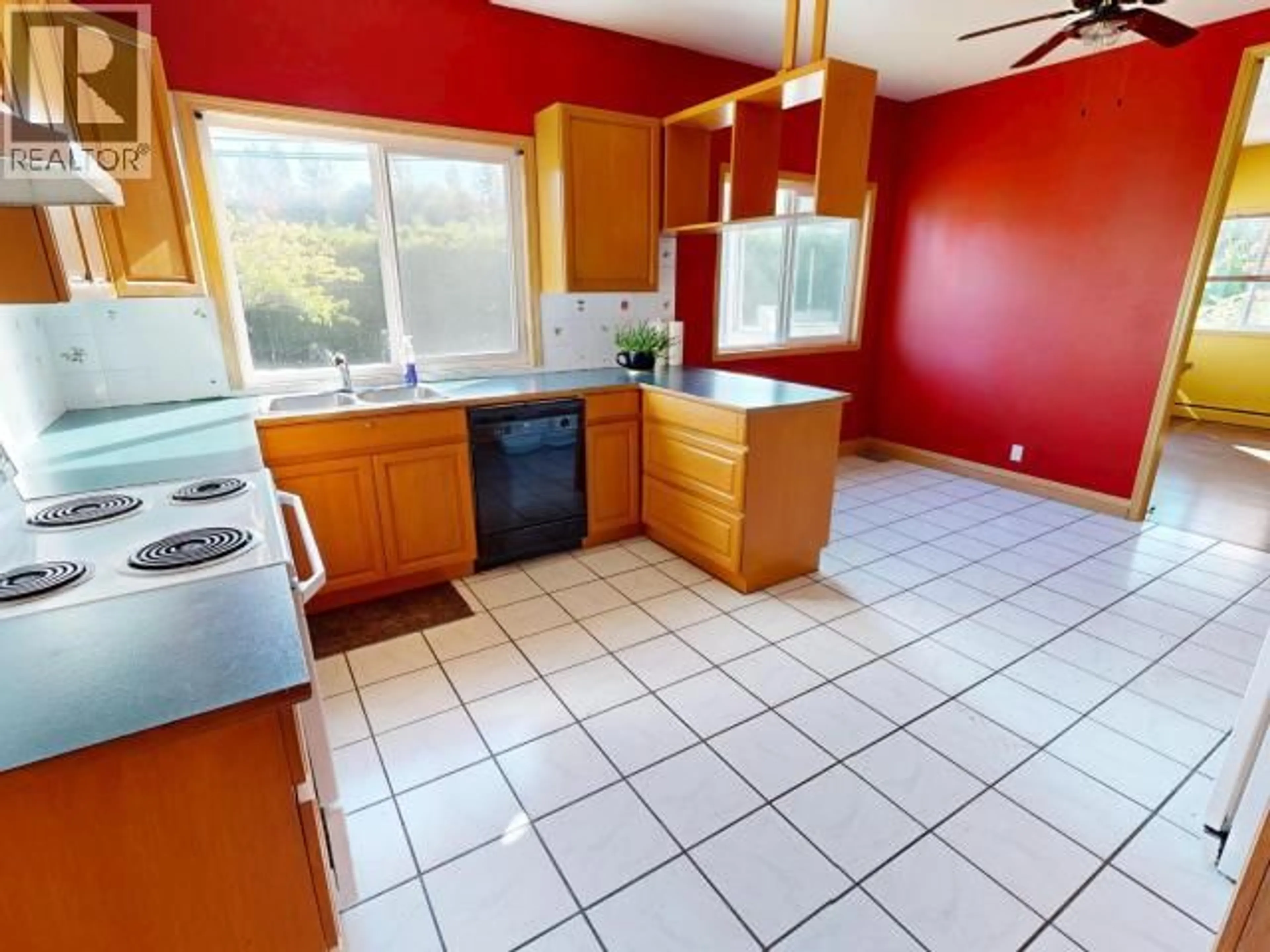 Standard kitchen, ceramic/tile floor for 6019 LUND, Powell River British Columbia