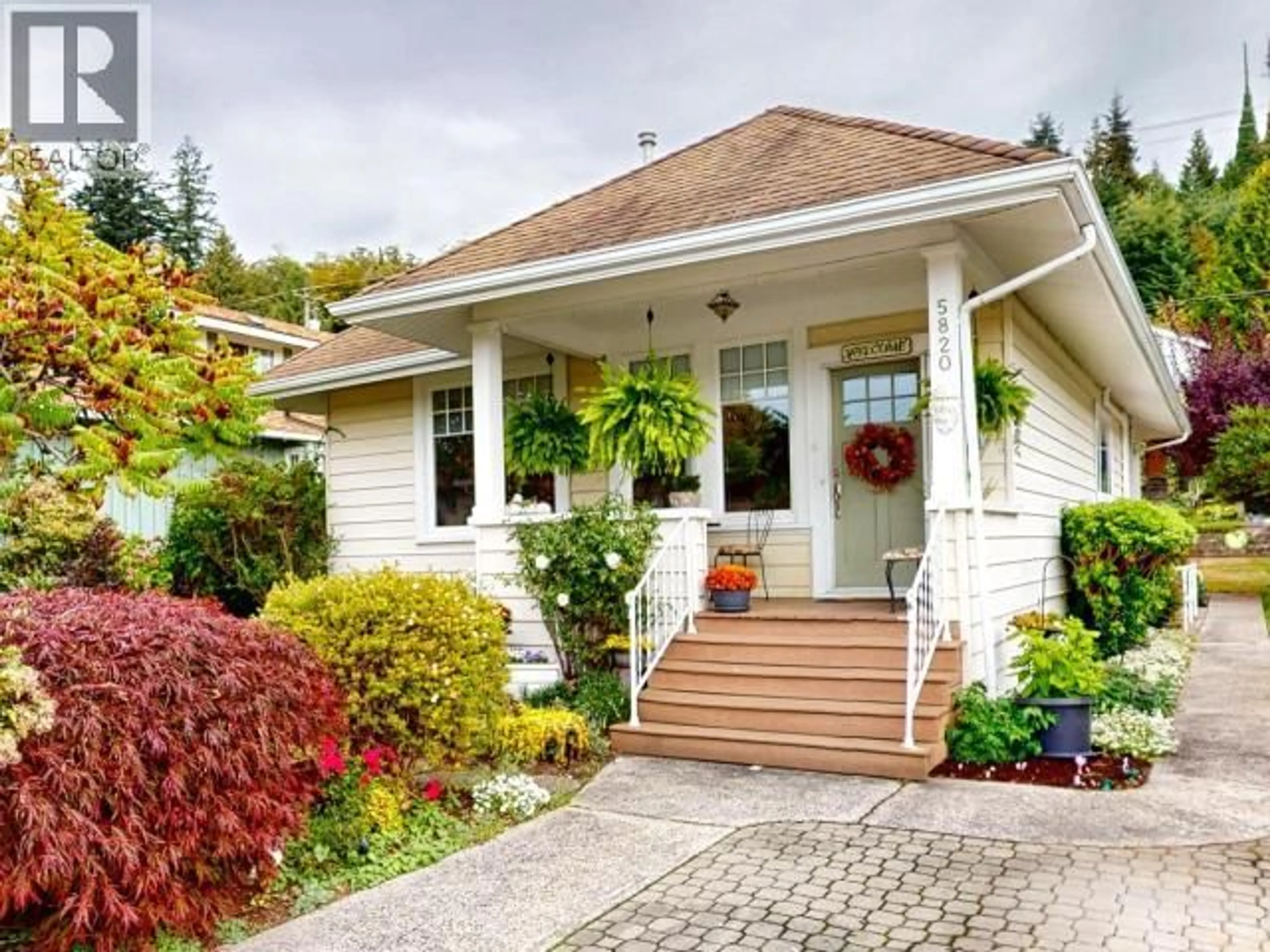 Home with vinyl exterior material, street for 5820 MAPLE AVE, Powell River British Columbia