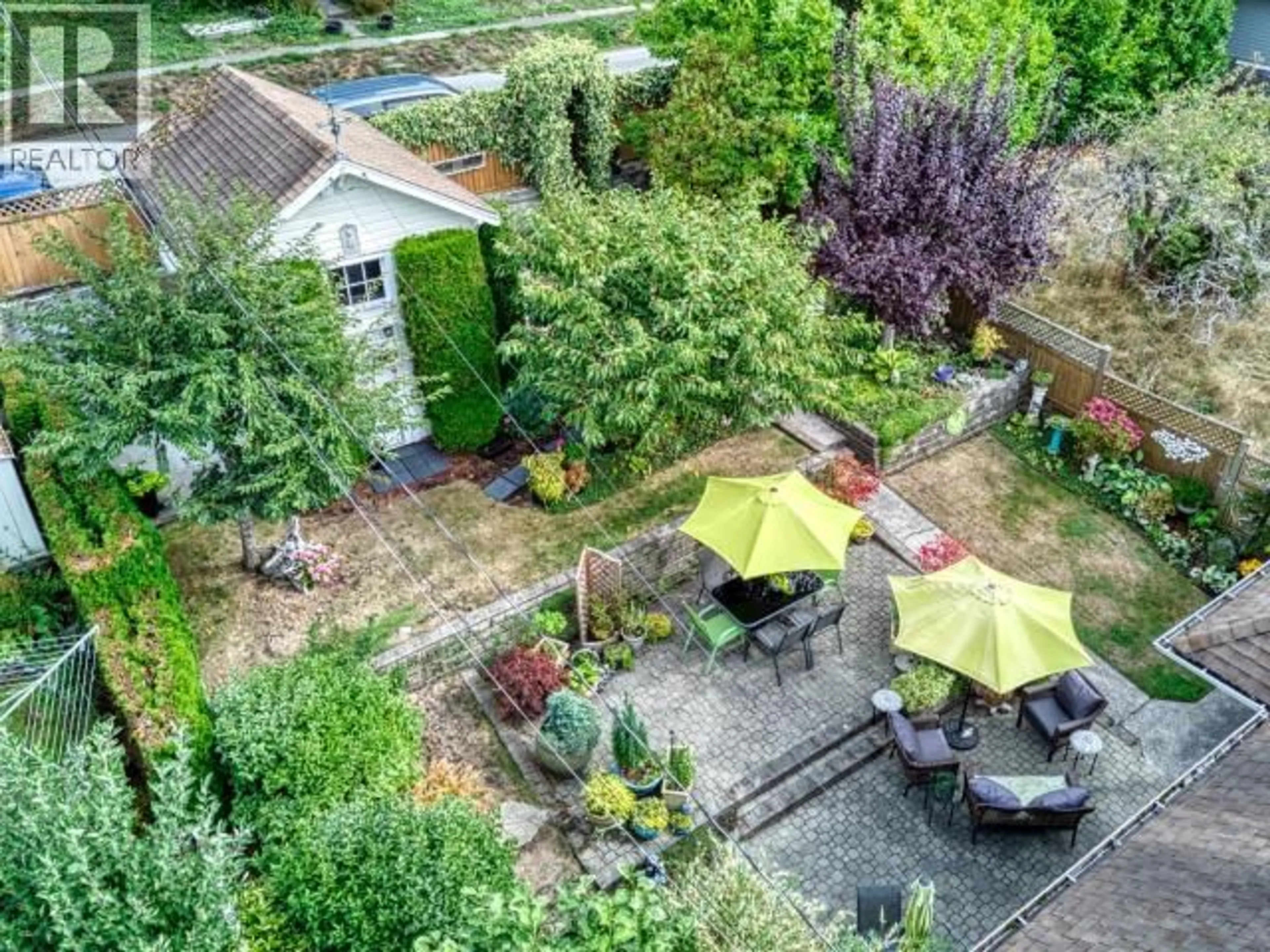 A pic from outside/outdoor area/front of a property/back of a property/a pic from drone, street for 5820 MAPLE AVE, Powell River British Columbia
