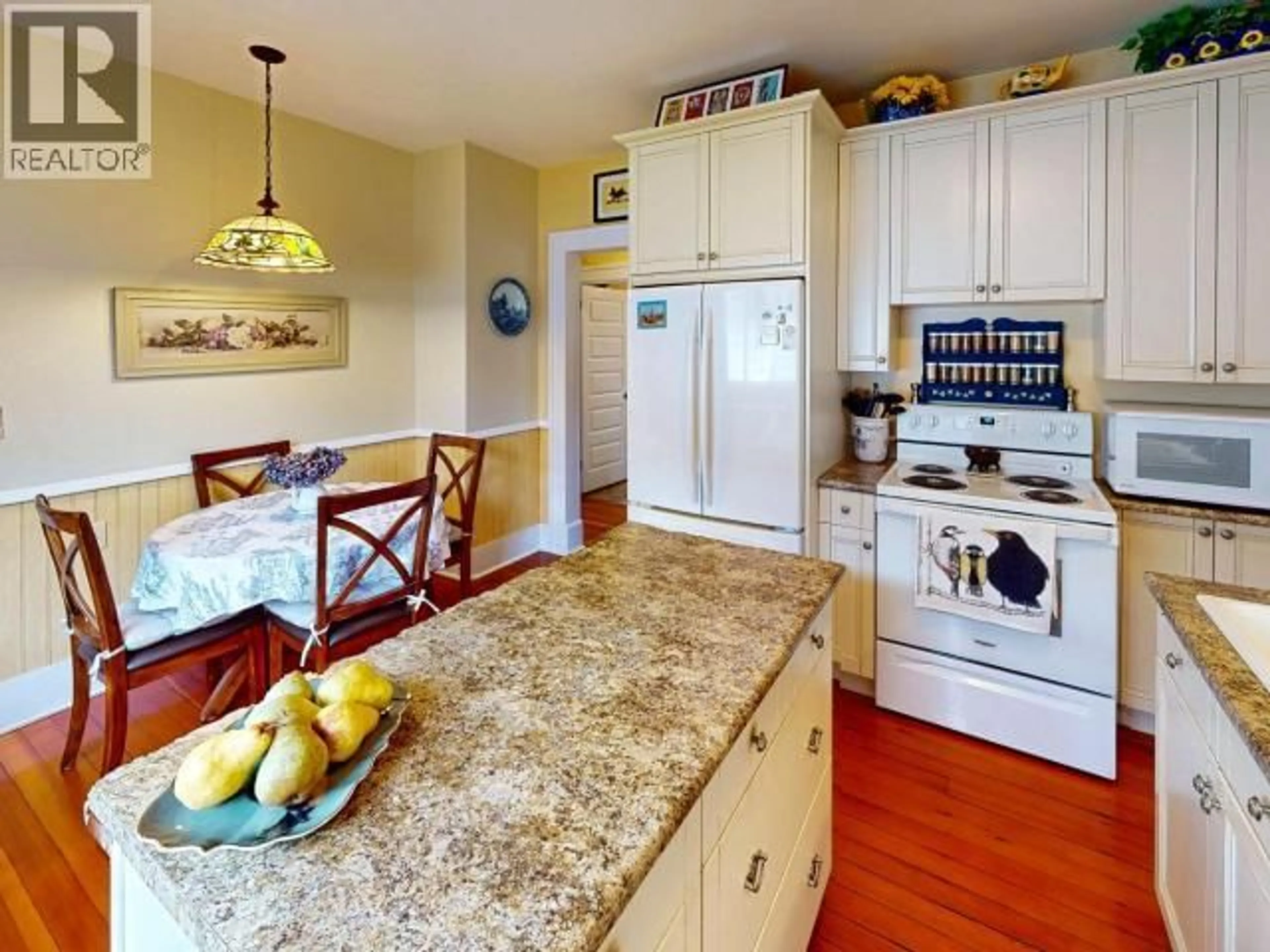 Open concept kitchen, ceramic/tile floor for 5820 MAPLE AVE, Powell River British Columbia
