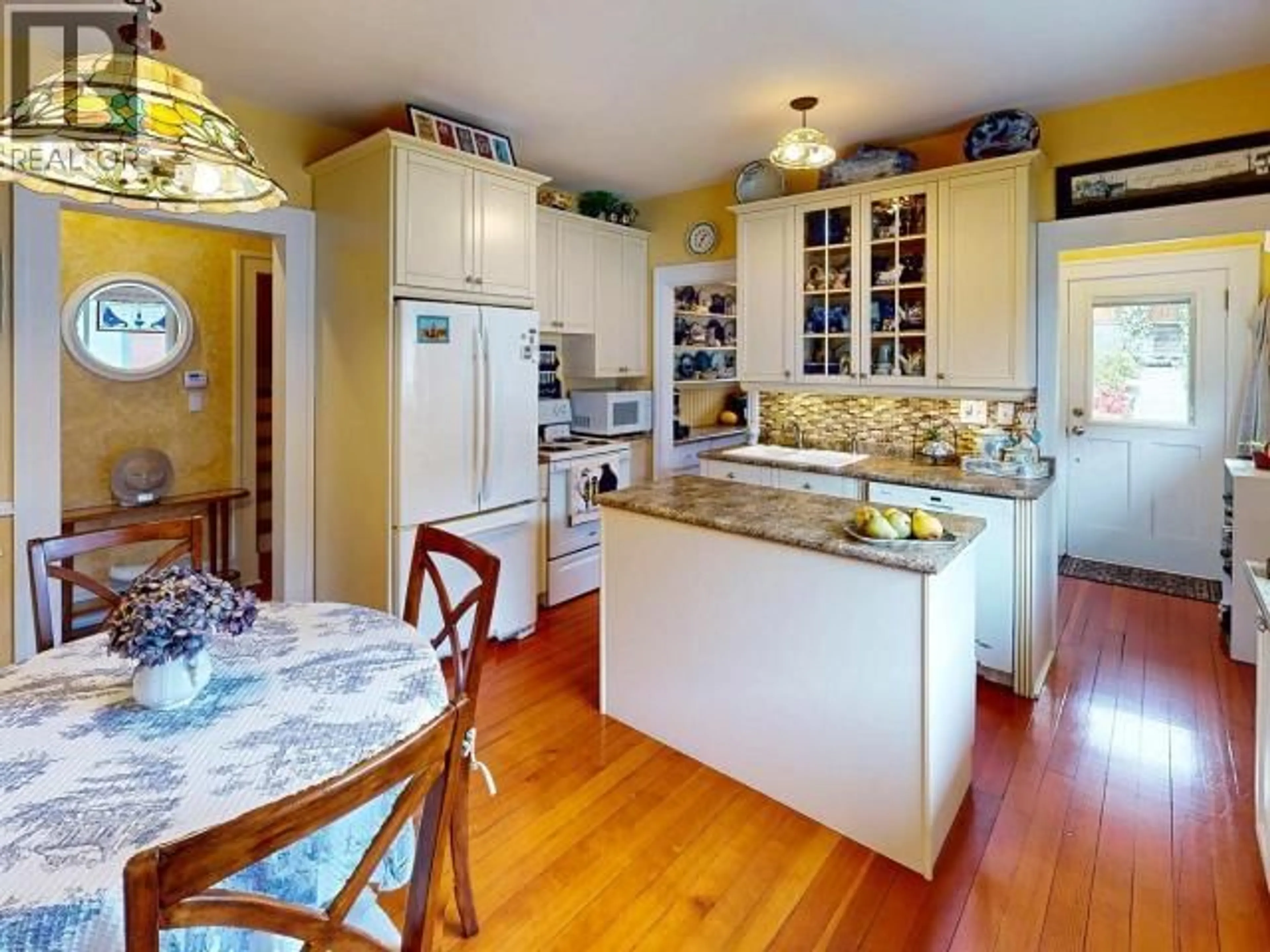 Open concept kitchen, unknown for 5820 MAPLE AVE, Powell River British Columbia