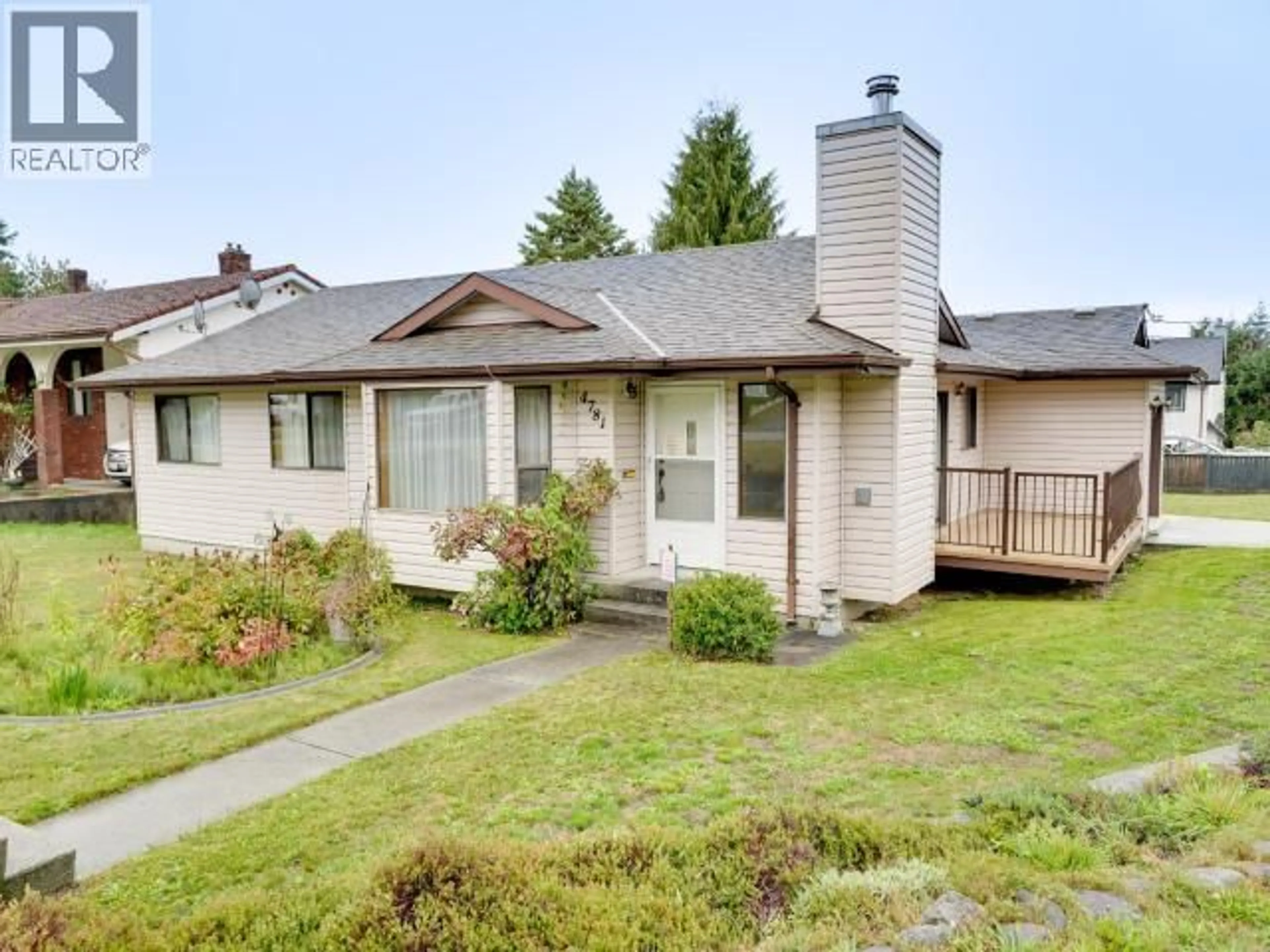 Home with vinyl exterior material, street for 4781 REDONDA AVE, Powell River British Columbia V8A5L7