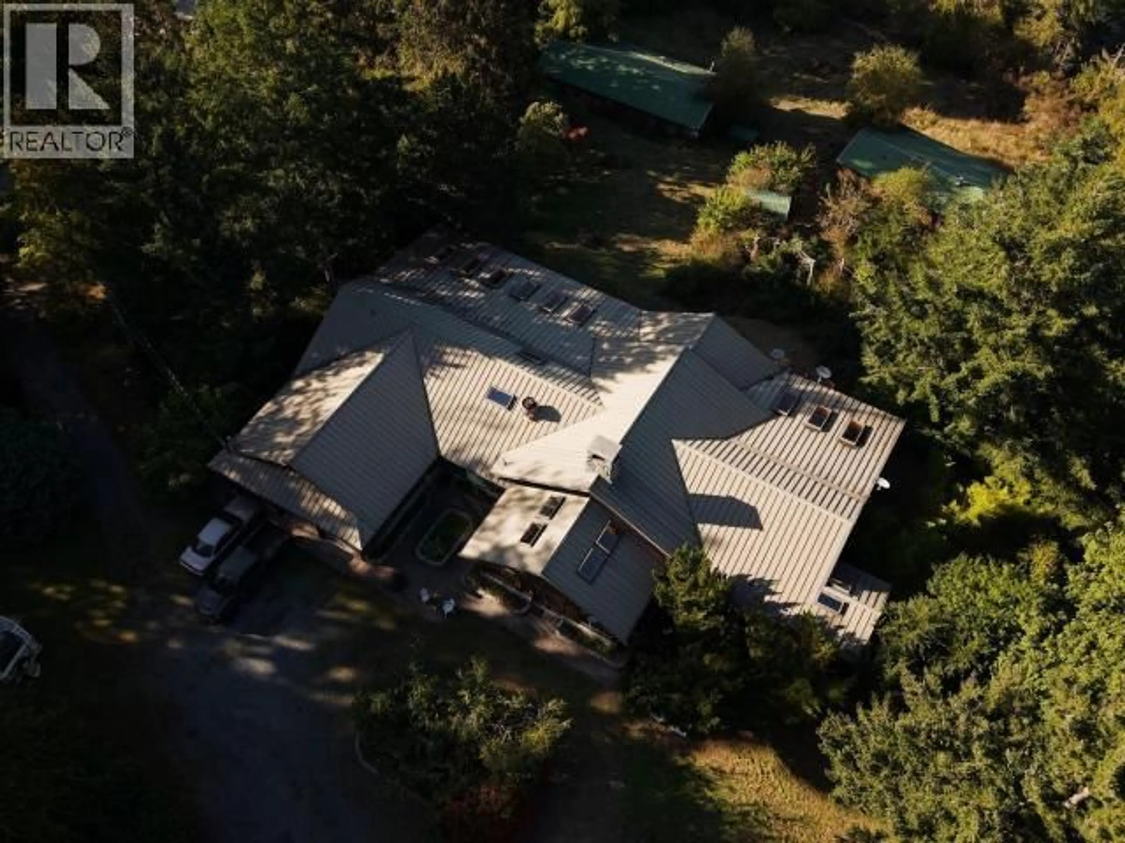 A pic from outside/outdoor area/front of a property/back of a property/a pic from drone, unknown for 10032 LESLIE ROAD, Powell River British Columbia