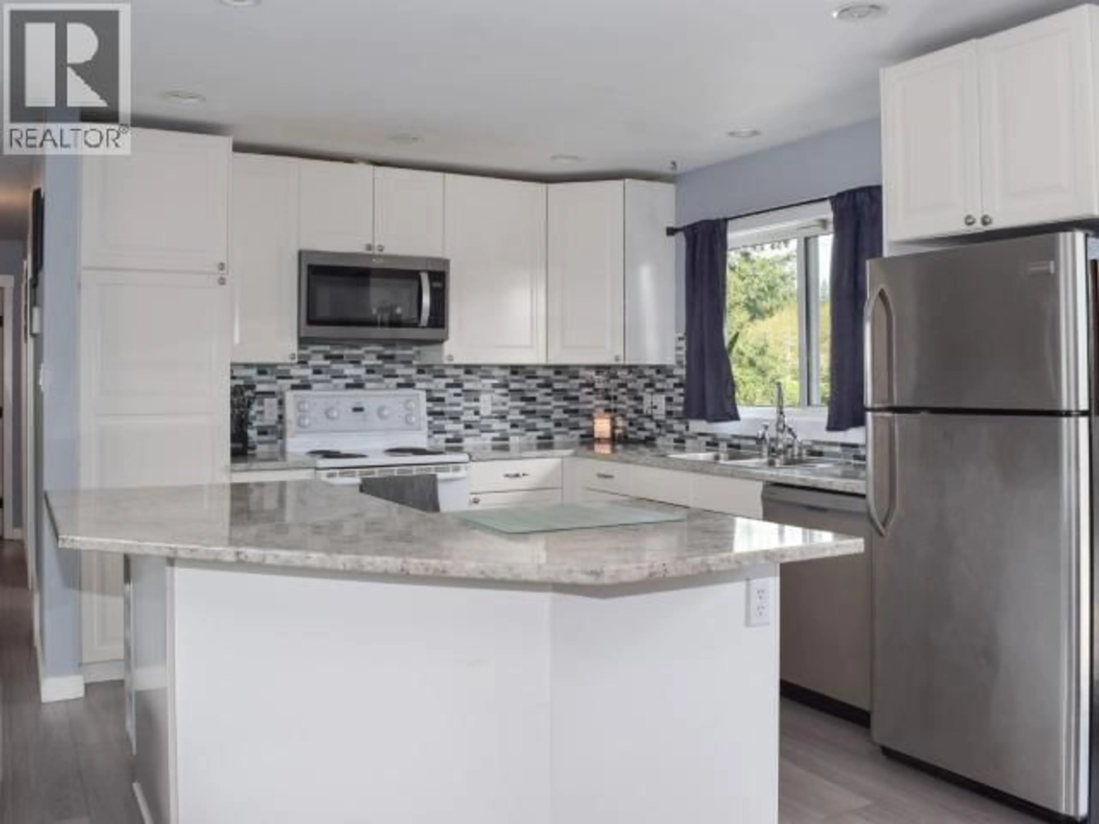 Open concept kitchen, ceramic/tile floor for 5420 SAANICH AVE, Powell River British Columbia V8A4G9
