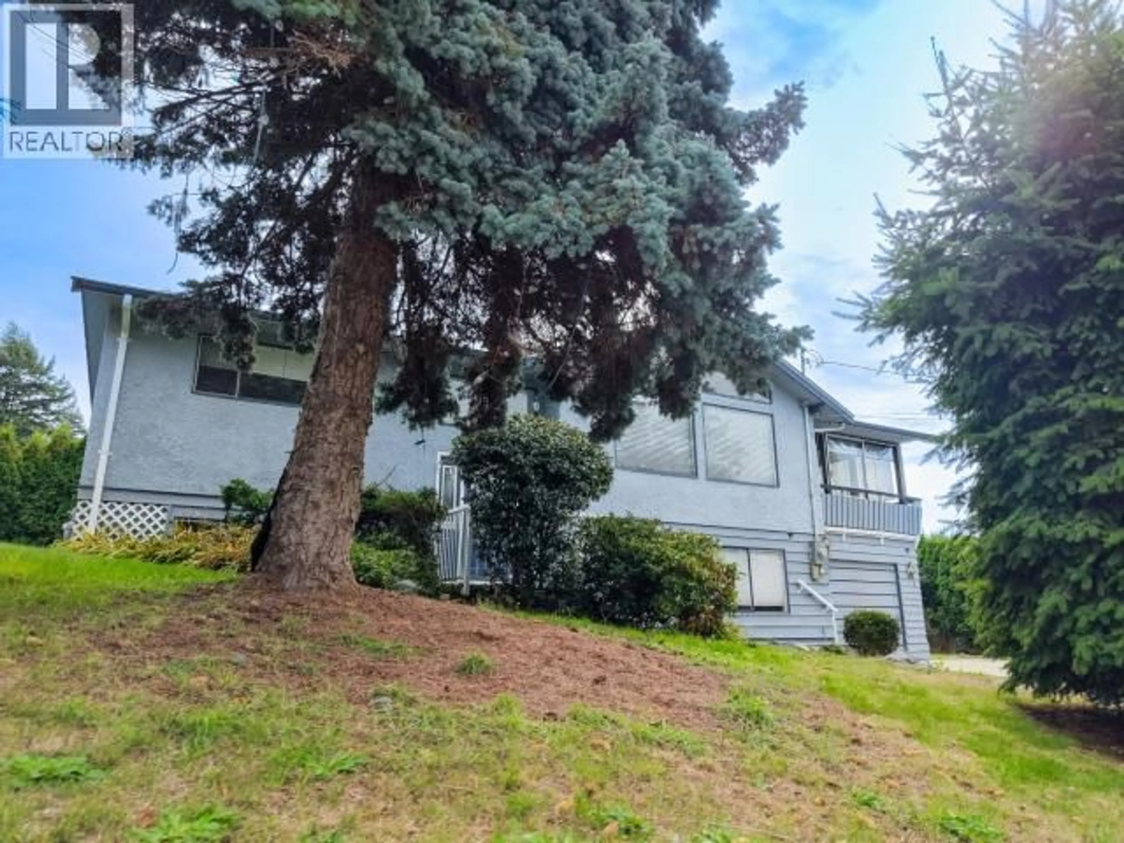 A pic from outside/outdoor area/front of a property/back of a property/a pic from drone, mountain view for 3298 VANANDA AVE, Powell River British Columbia