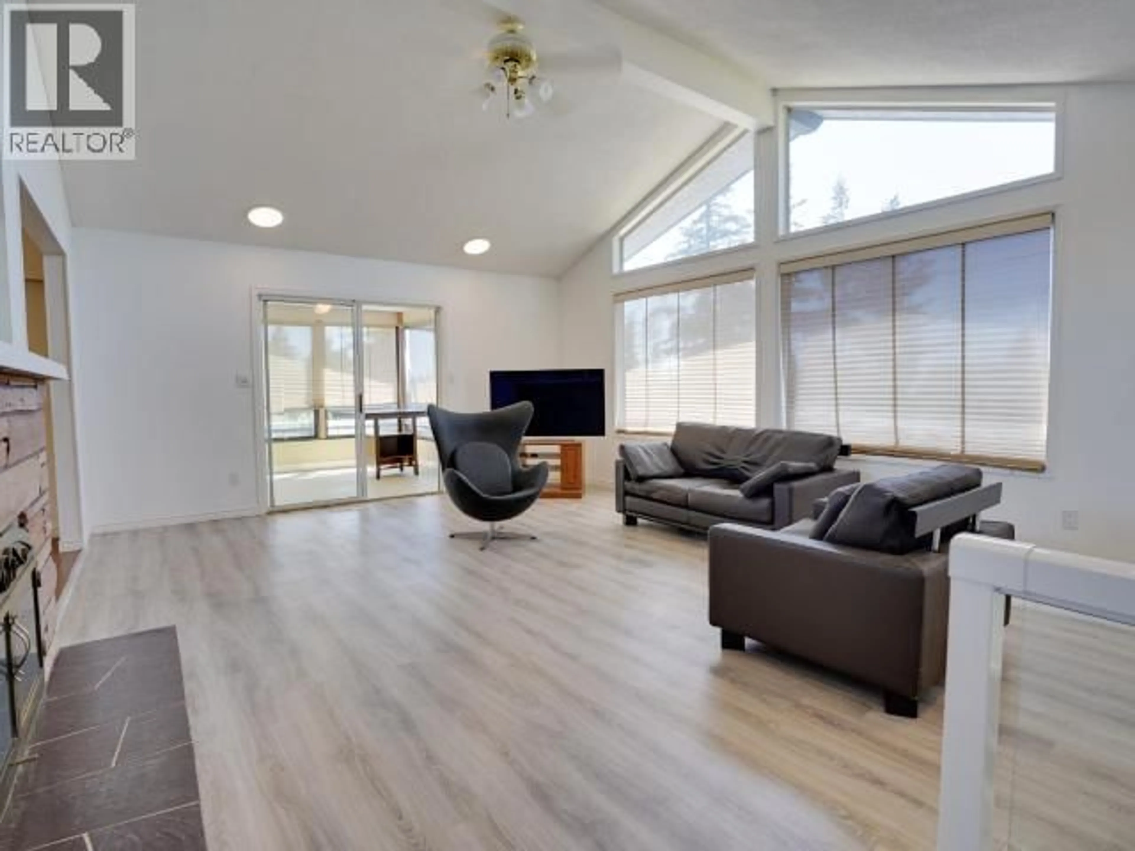 Living room with furniture, wood/laminate floor for 3298 VANANDA AVE, Powell River British Columbia