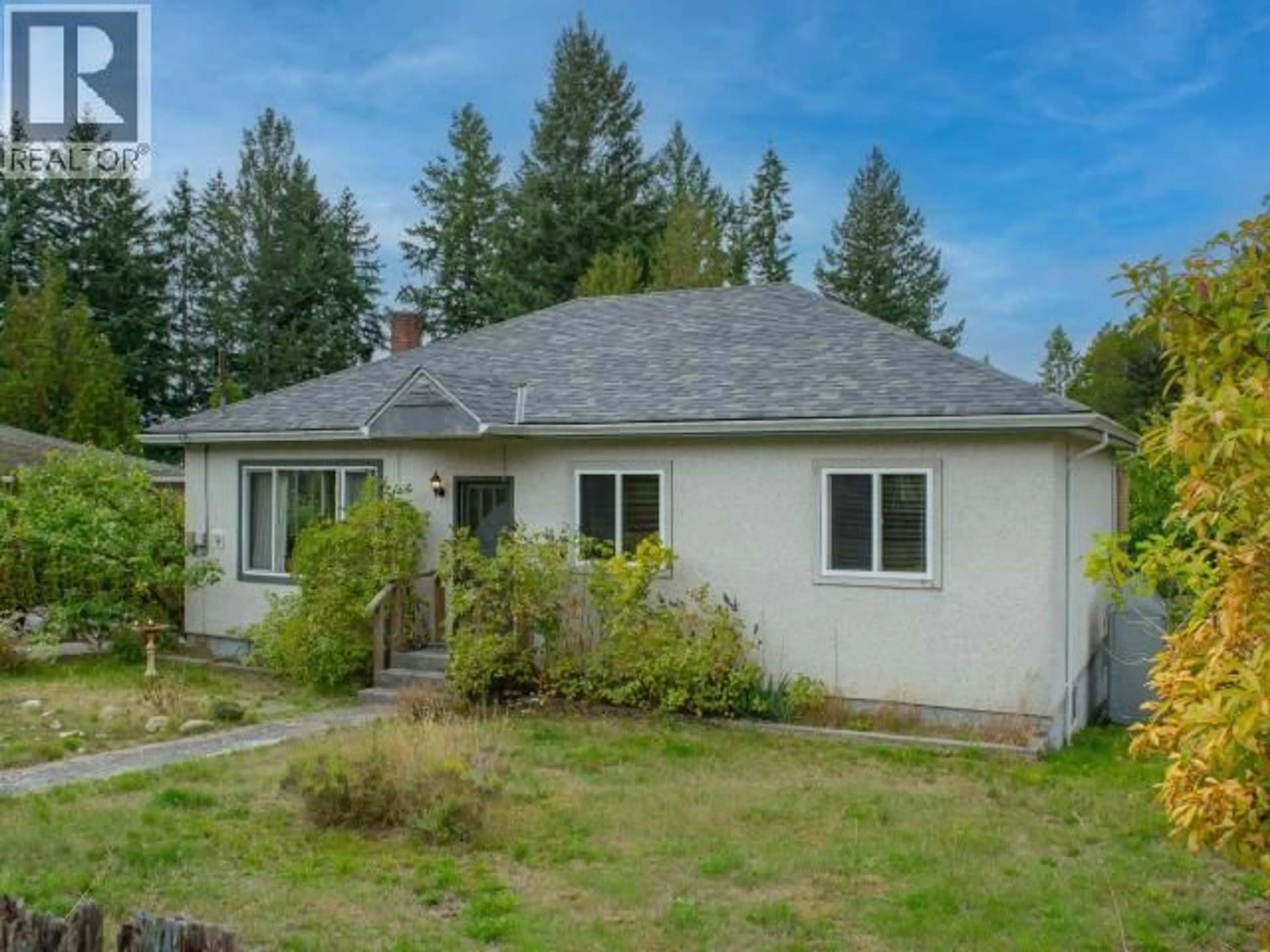 A pic from outside/outdoor area/front of a property/back of a property/a pic from drone, street for 6475 SETON AVE, Powell River British Columbia V8A4Y1
