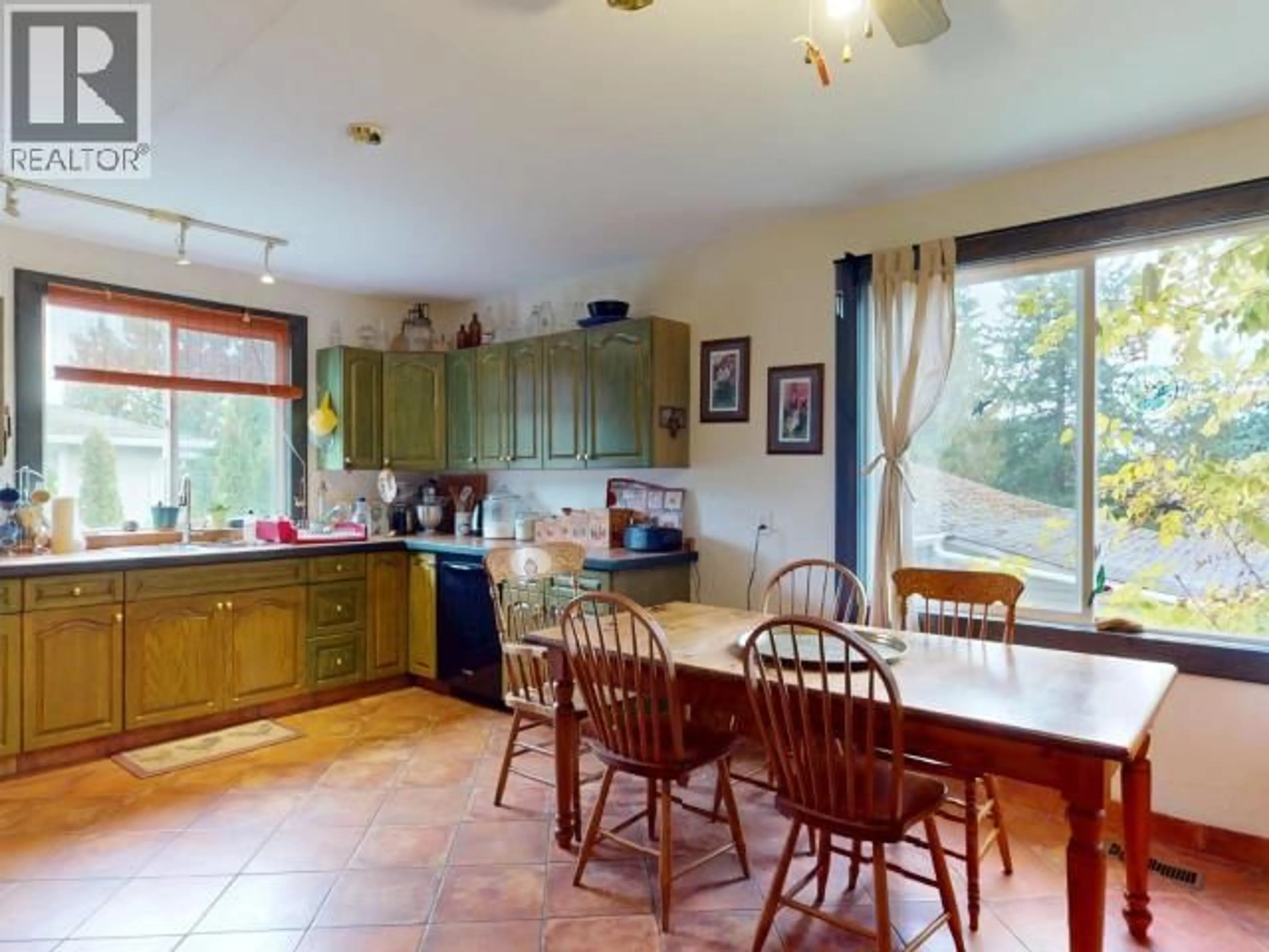 Open concept kitchen, ceramic/tile floor for 6475 SETON AVE, Powell River British Columbia V8A4Y1