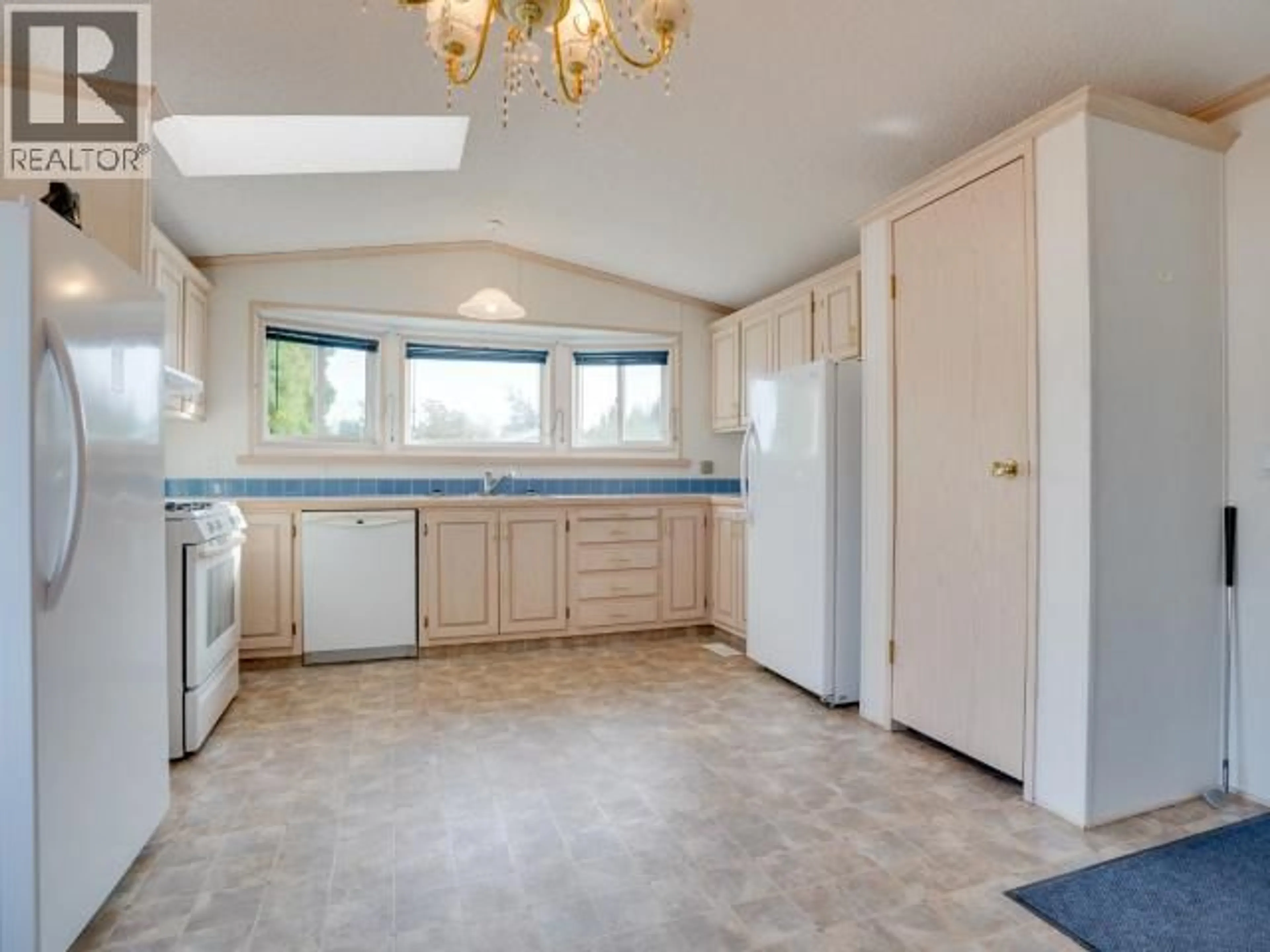 Open concept kitchen, ceramic/tile floor for 2 - 7520 NOOTKA STREET, Powell River British Columbia V8A5S2