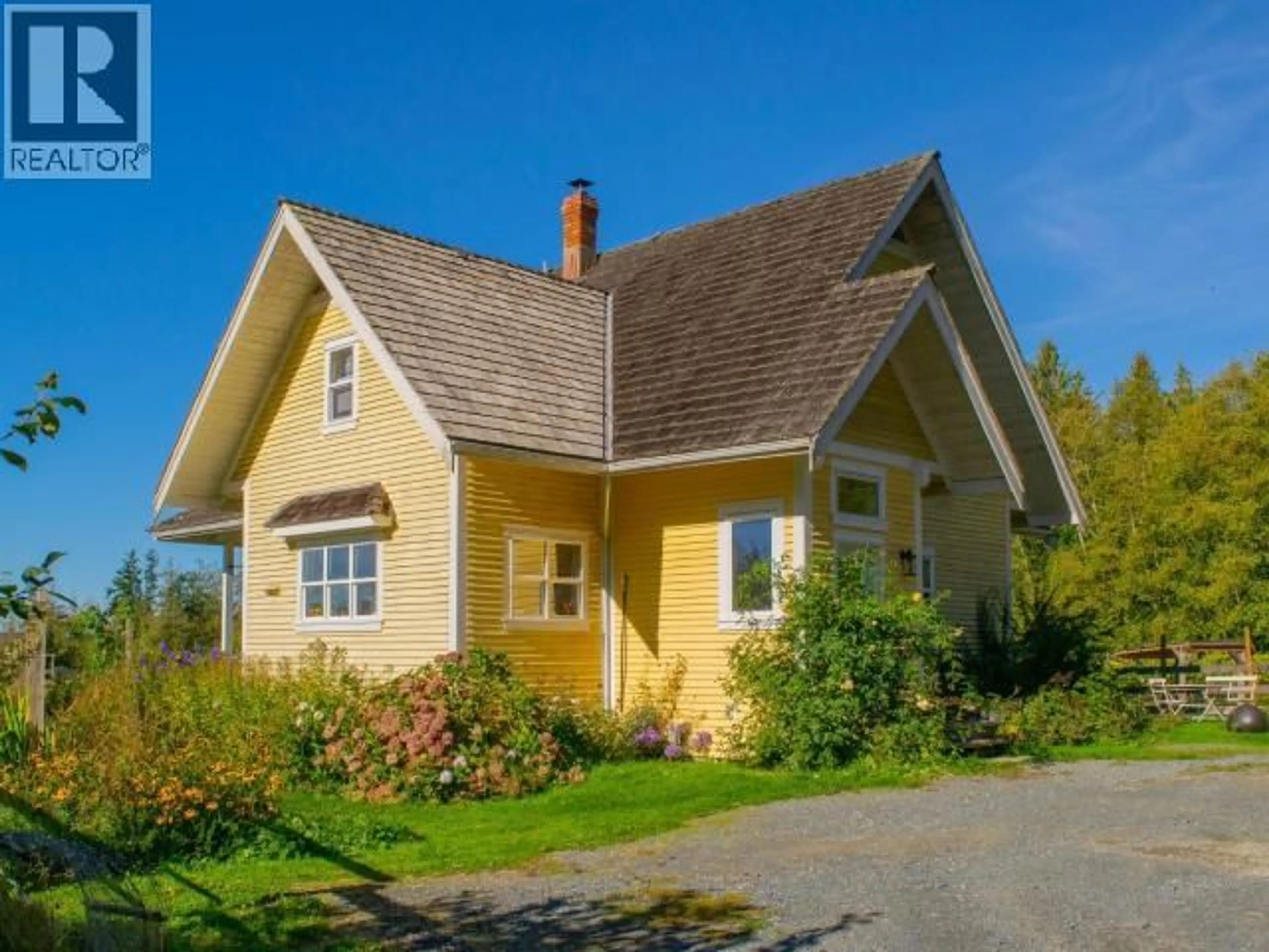 Home with vinyl exterior material, street for 6701 MCMAHON AVENUE, Powell River British Columbia V8A4W2
