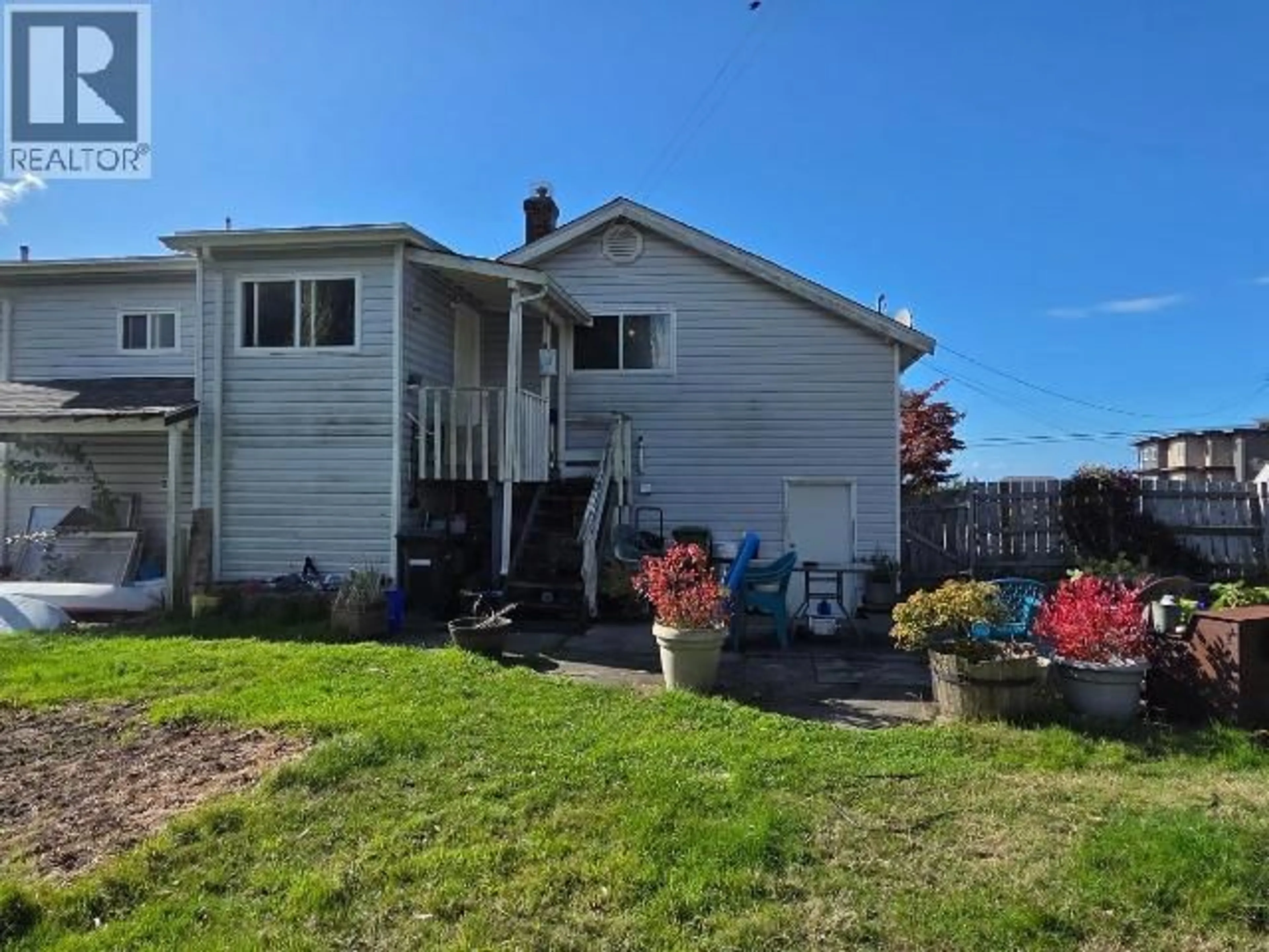 A pic from outside/outdoor area/front of a property/back of a property/a pic from drone, unknown for 4570 MICHIGAN AVE, Powell River British Columbia V8A2S8