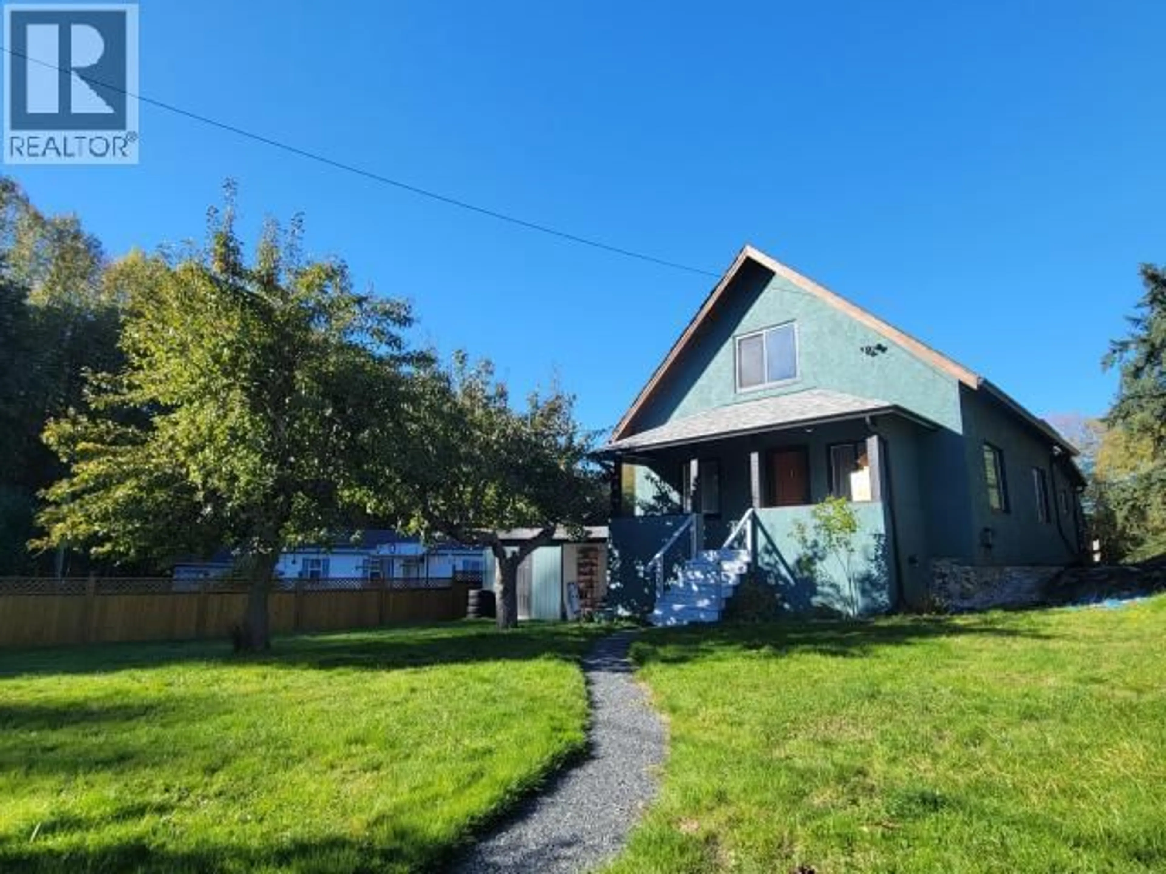 A pic from outside/outdoor area/front of a property/back of a property/a pic from drone, street for 5875 FRASER STREET, Powell River British Columbia V8A4T6