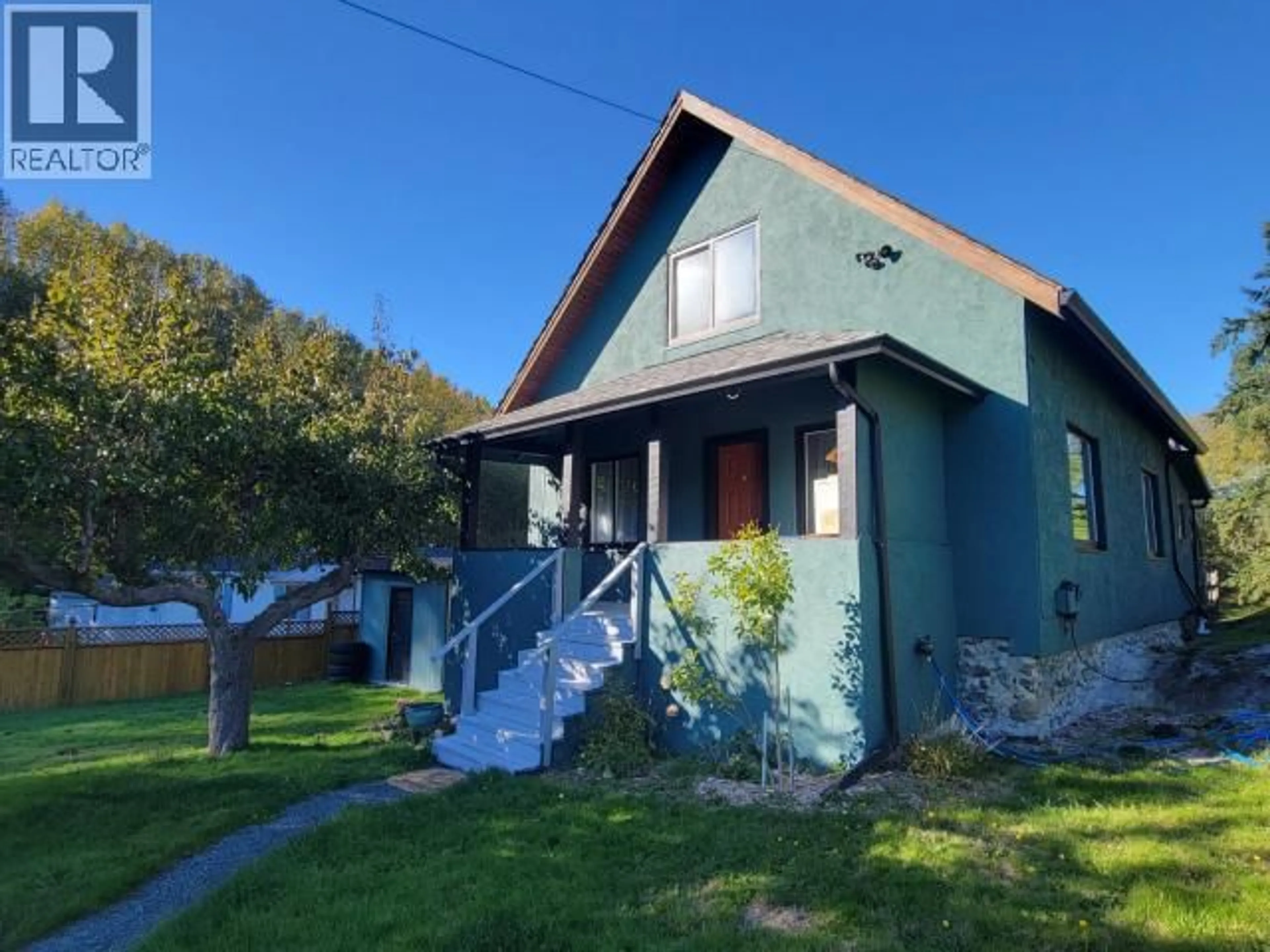 A pic from outside/outdoor area/front of a property/back of a property/a pic from drone, street for 5875 FRASER STREET, Powell River British Columbia V8A4T6