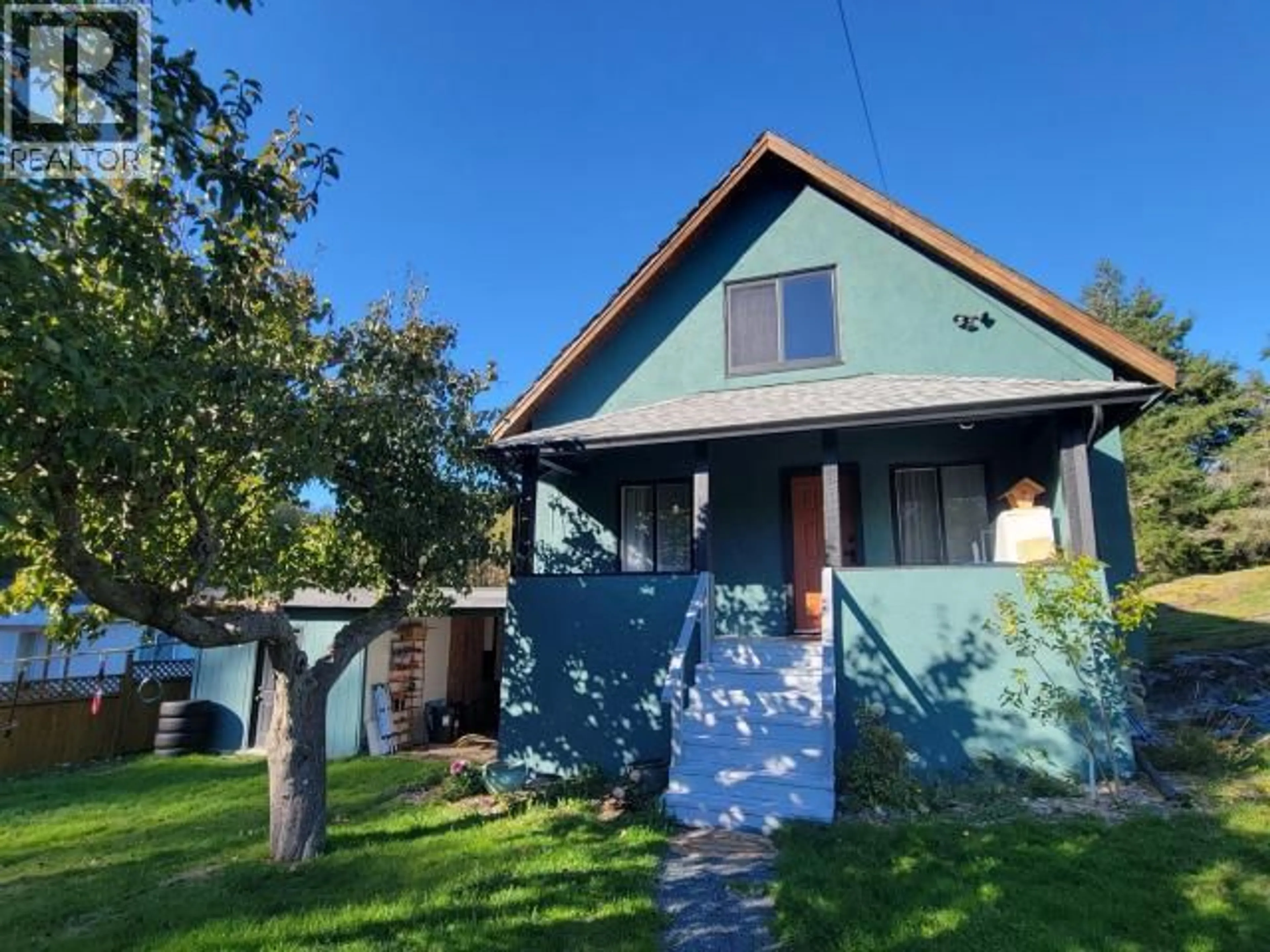 A pic from outside/outdoor area/front of a property/back of a property/a pic from drone, street for 5875 FRASER STREET, Powell River British Columbia V8A4T6