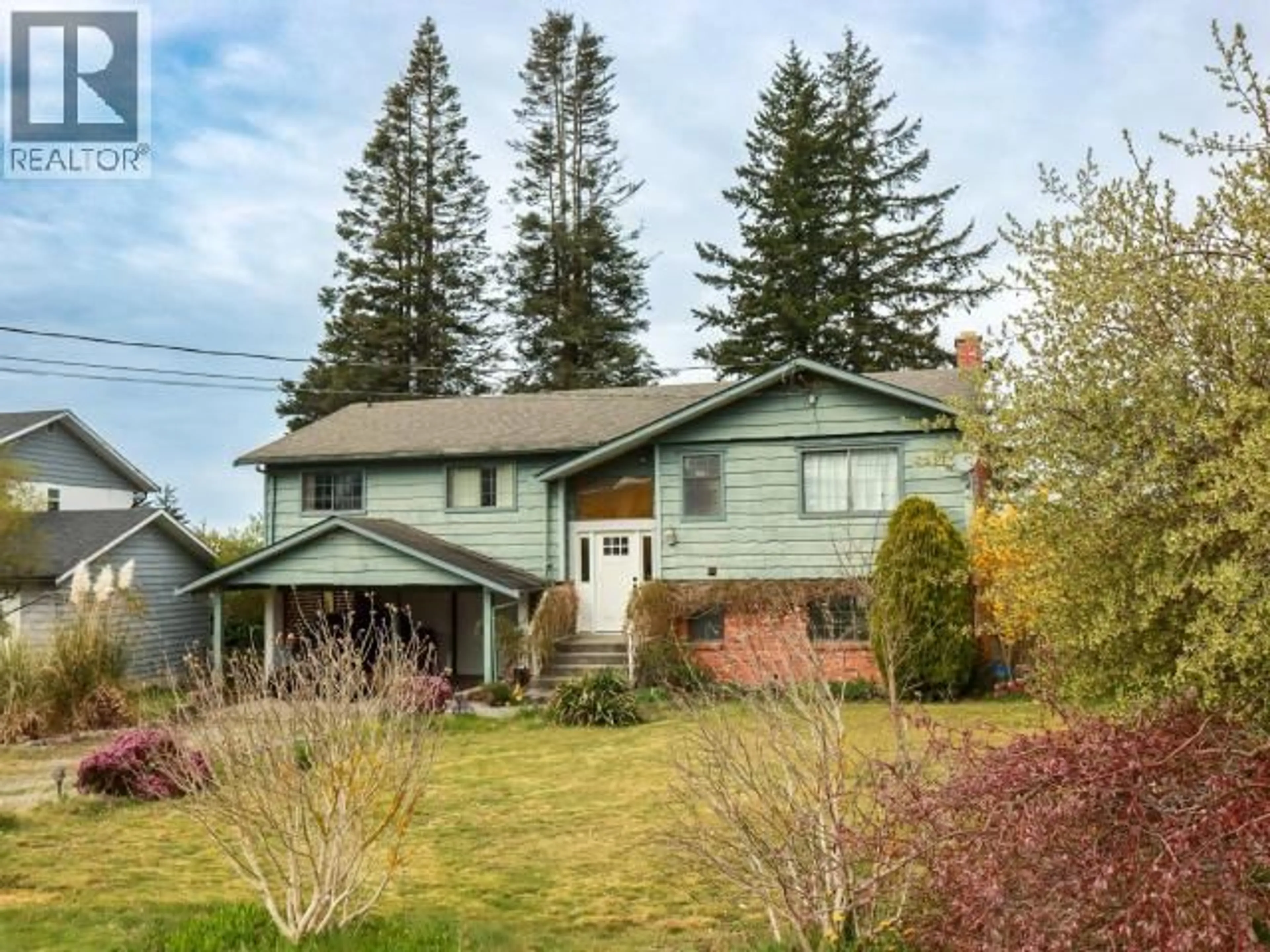 Home with vinyl exterior material, street for 3433 SELKIRK AVE, Powell River British Columbia V8A5G3