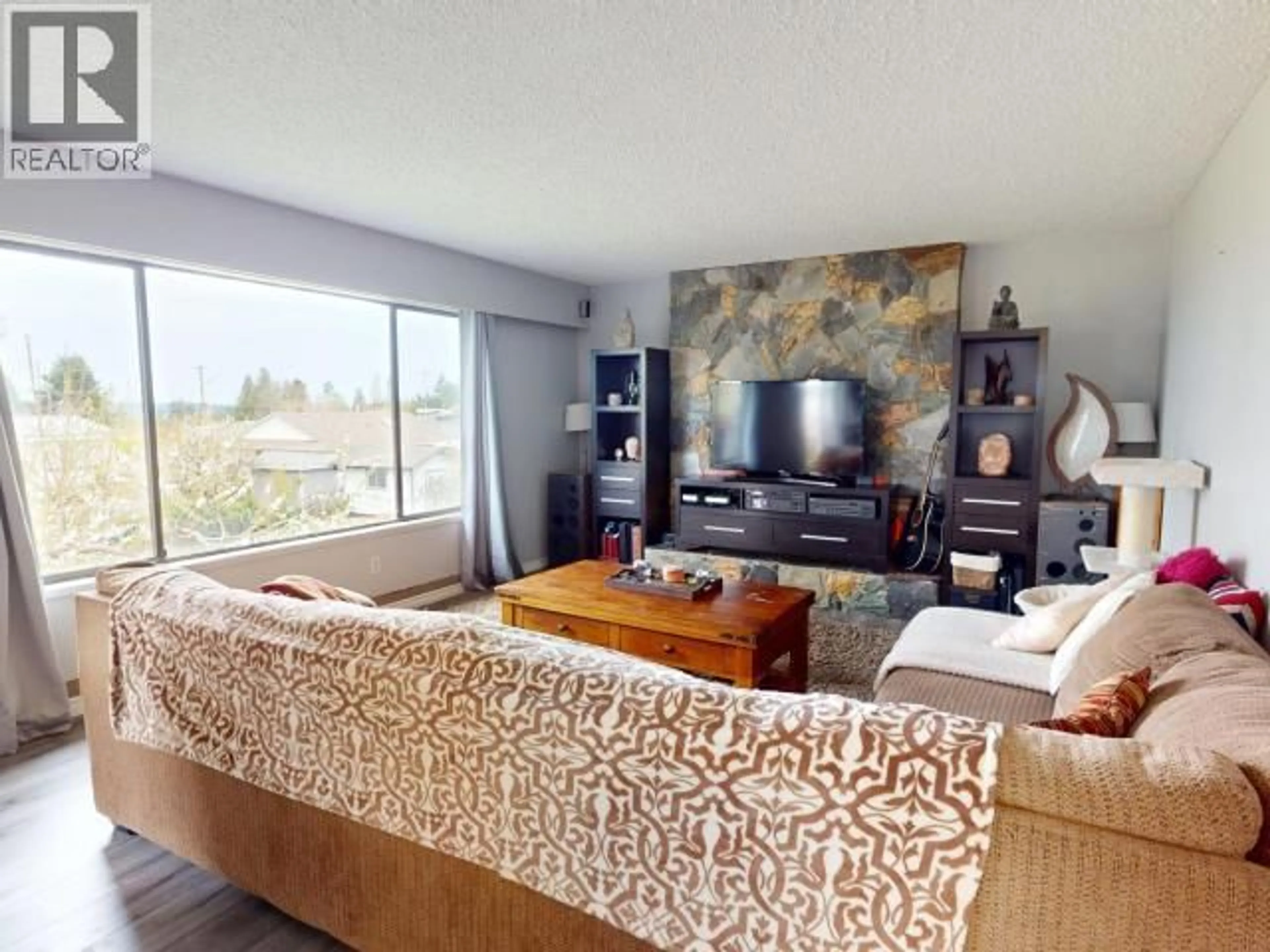 Living room with furniture, unknown for 3433 SELKIRK AVE, Powell River British Columbia V8A5G3