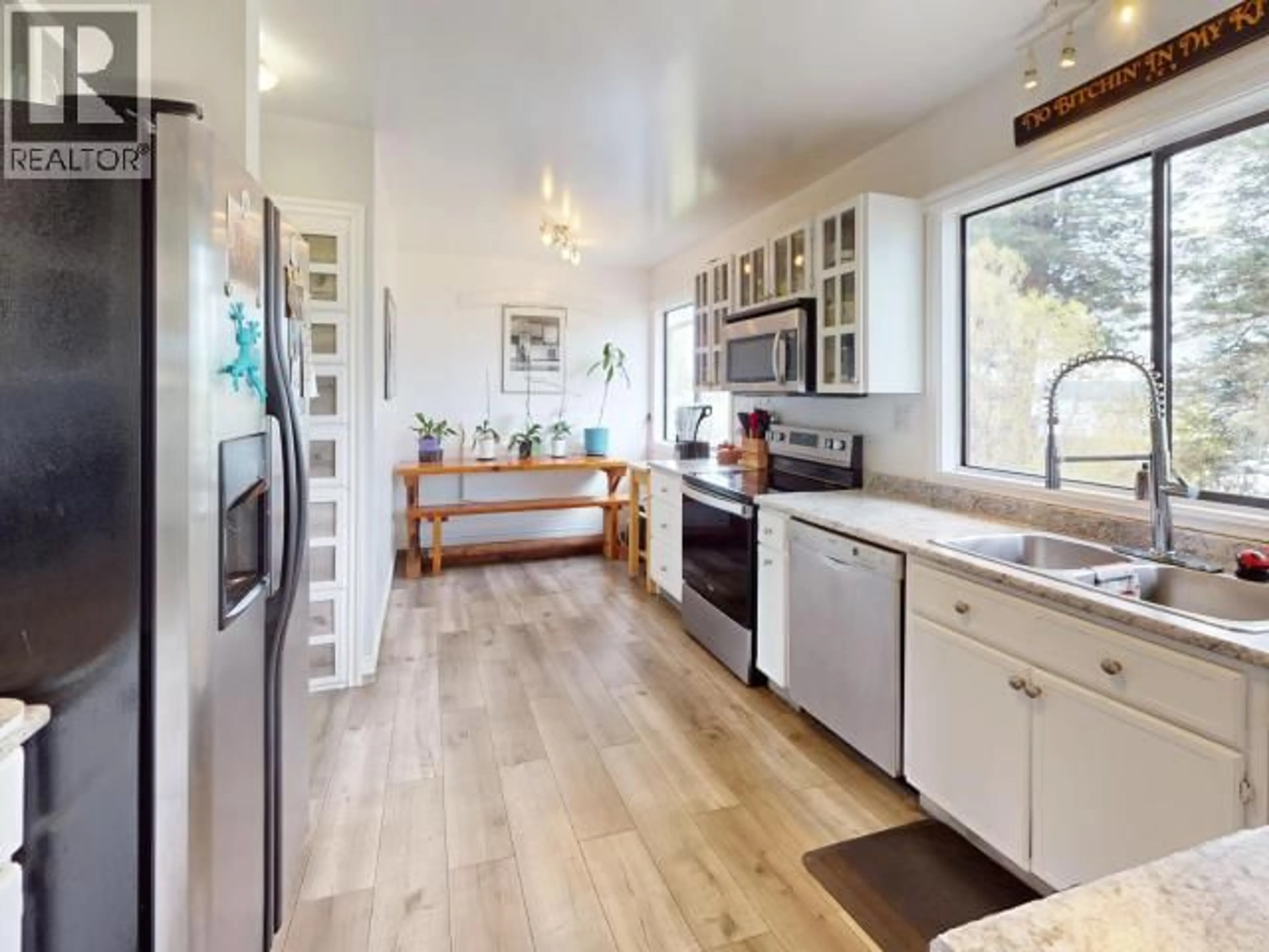 Open concept kitchen, unknown for 3433 SELKIRK AVE, Powell River British Columbia V8A5G3