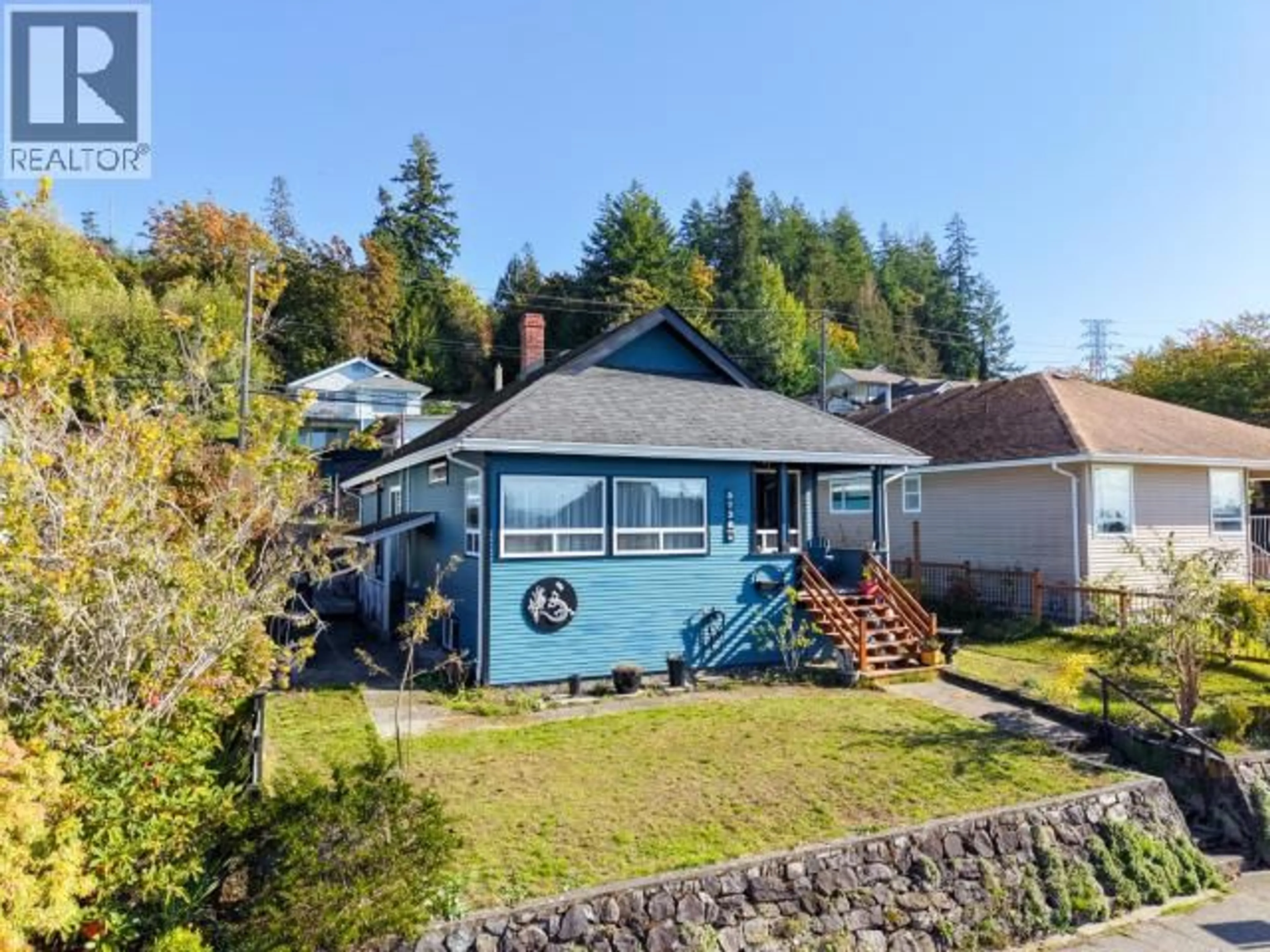 A pic from outside/outdoor area/front of a property/back of a property/a pic from drone, unknown for 5732 MAPLE AVE, Powell River British Columbia V8A3N9