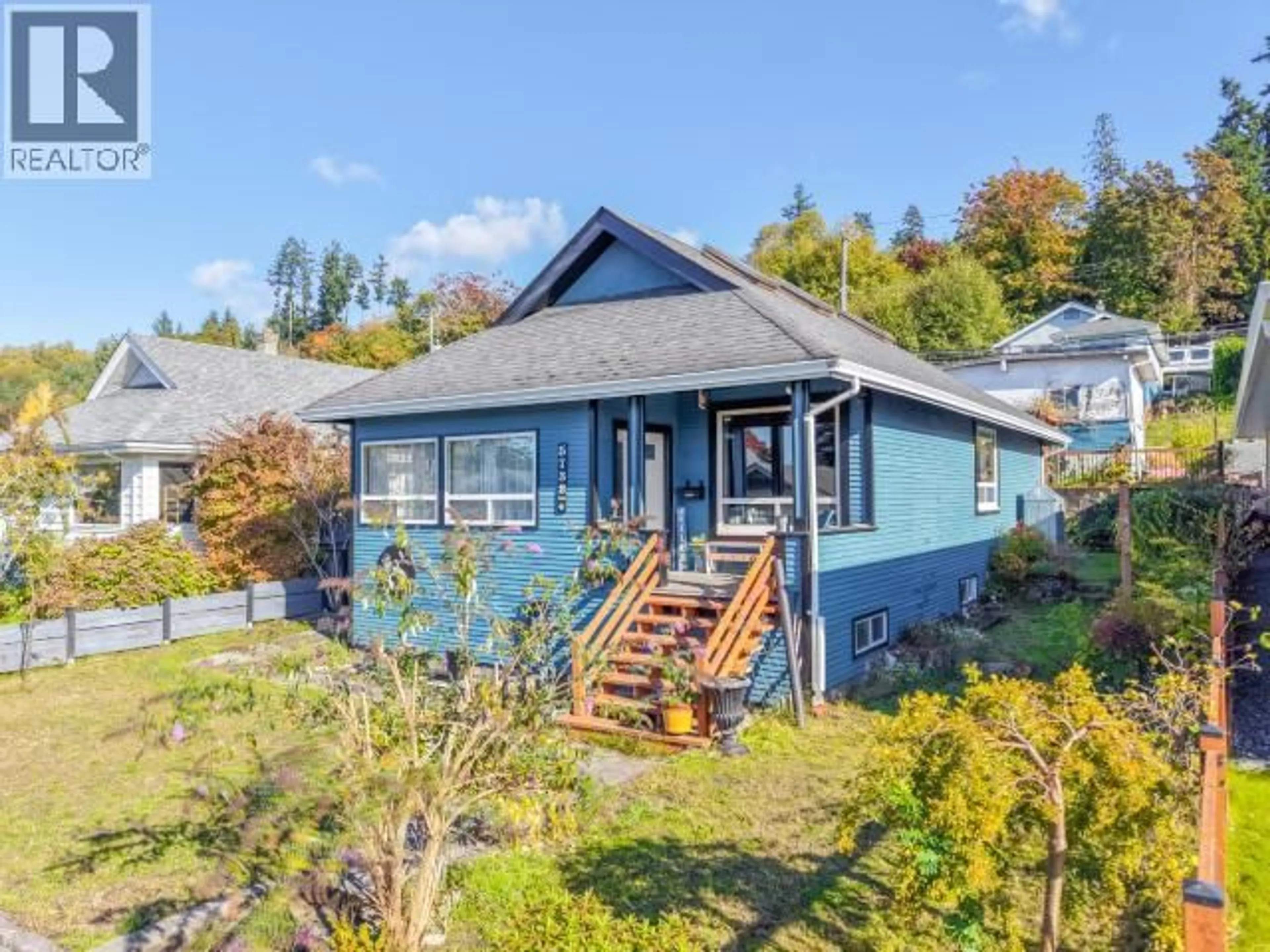 A pic from outside/outdoor area/front of a property/back of a property/a pic from drone, street for 5732 MAPLE AVE, Powell River British Columbia V8A3N9