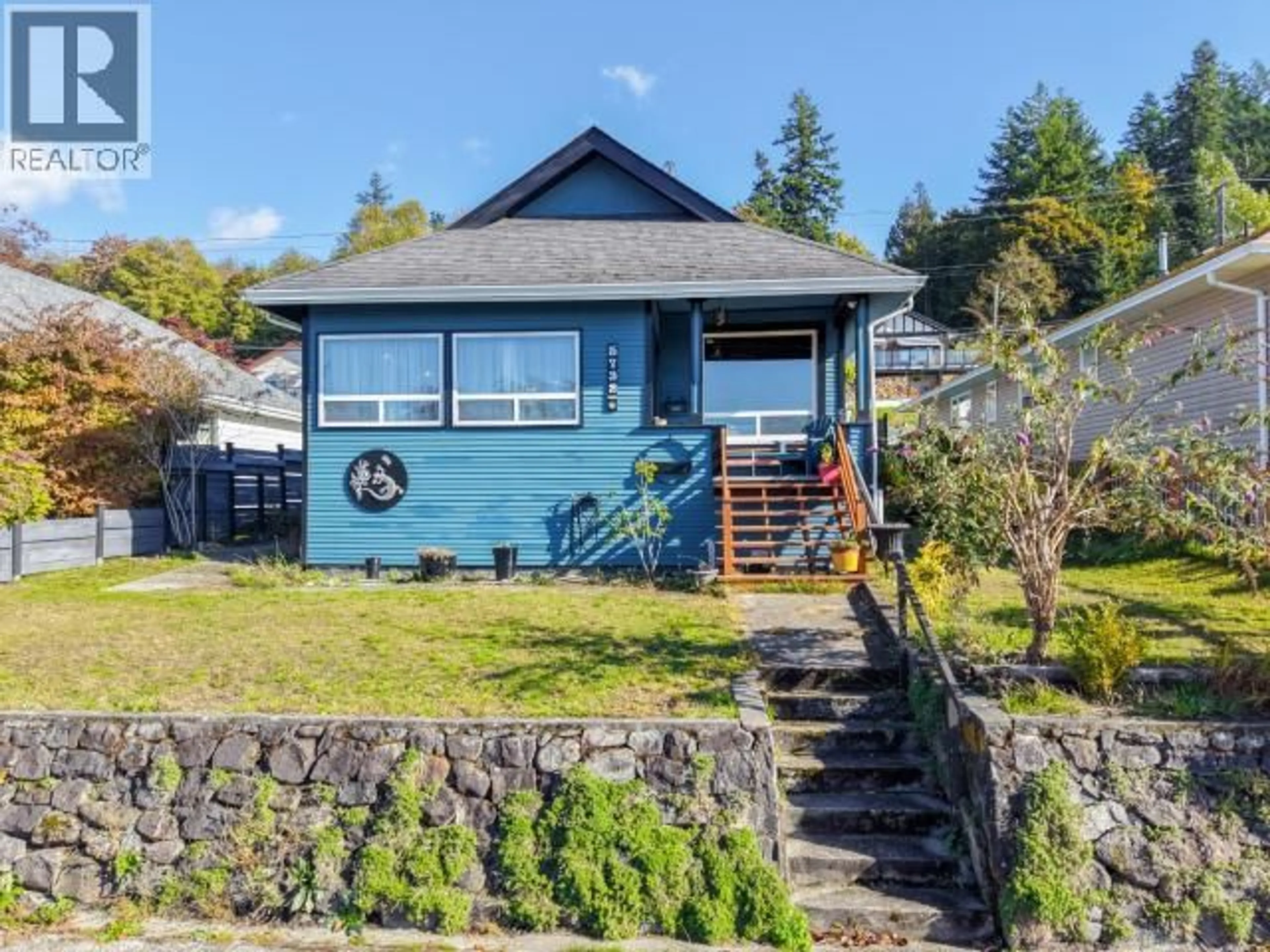 A pic from outside/outdoor area/front of a property/back of a property/a pic from drone, street for 5732 MAPLE AVE, Powell River British Columbia V8A3N9