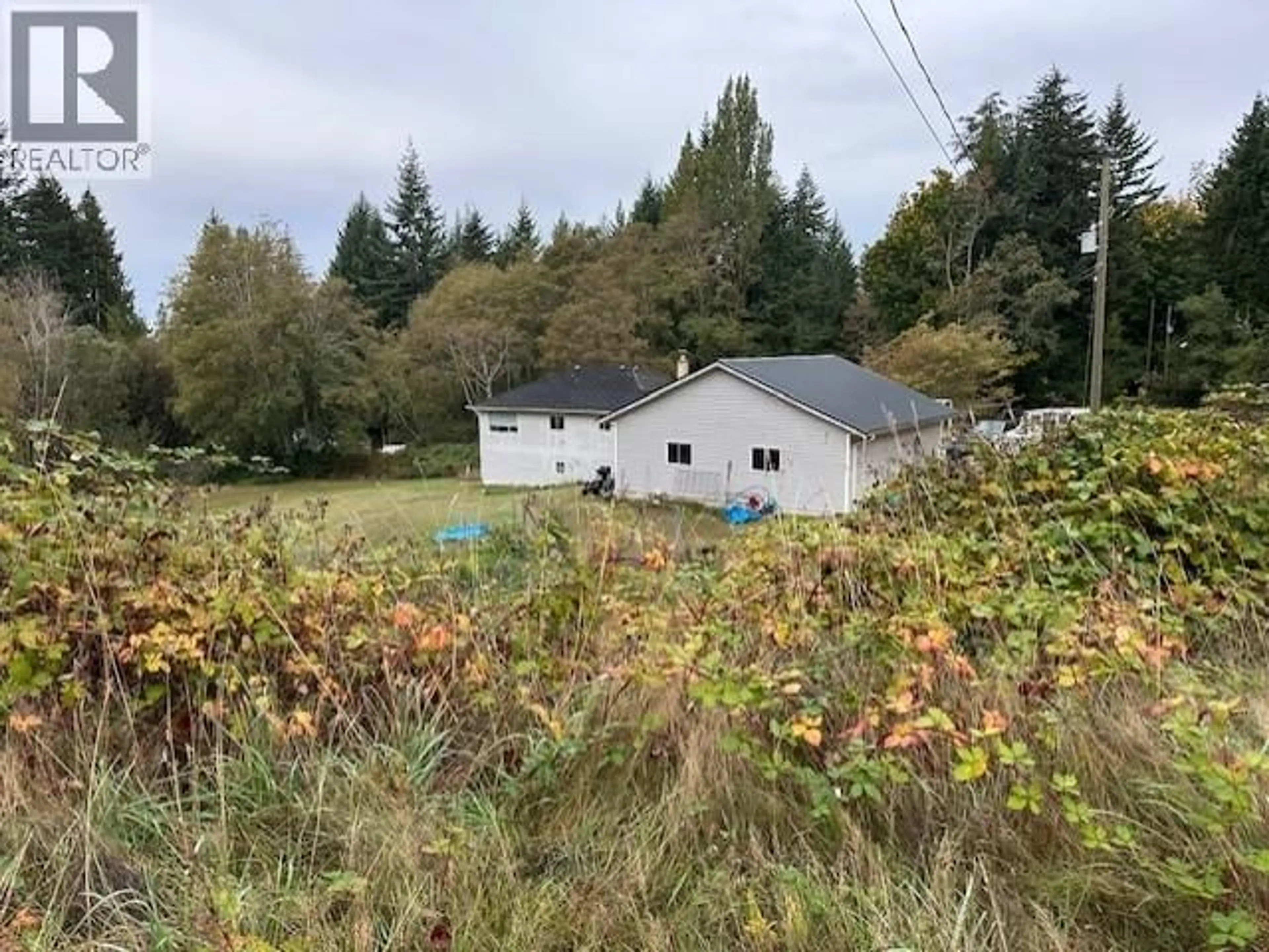 A pic from outside/outdoor area/front of a property/back of a property/a pic from drone, unknown for 5628 TANNER AVE, Powell River British Columbia