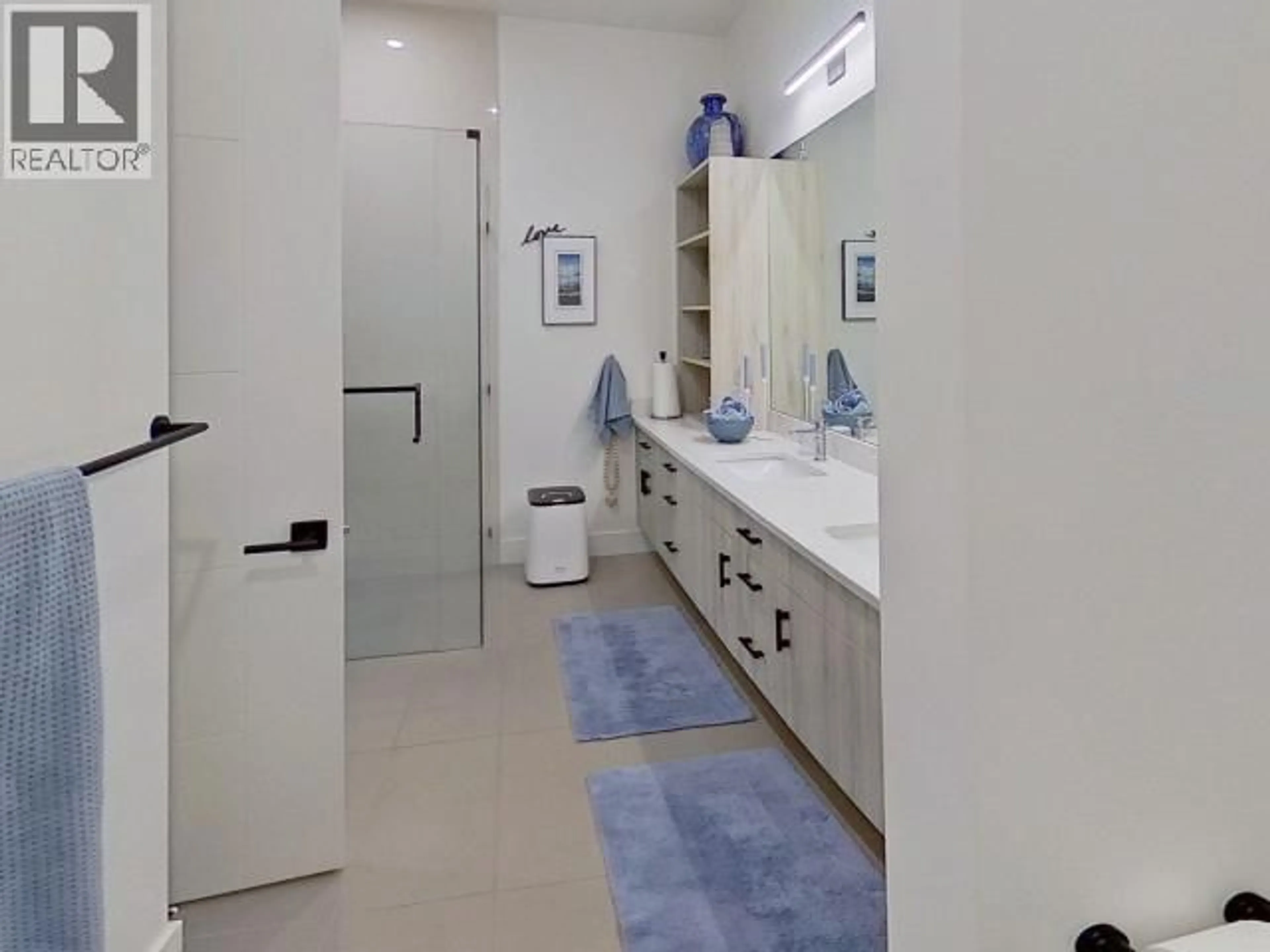 Contemporary bathroom, ceramic/tile floor for 4054 SATURNA AVE, Powell River British Columbia V8A5T4