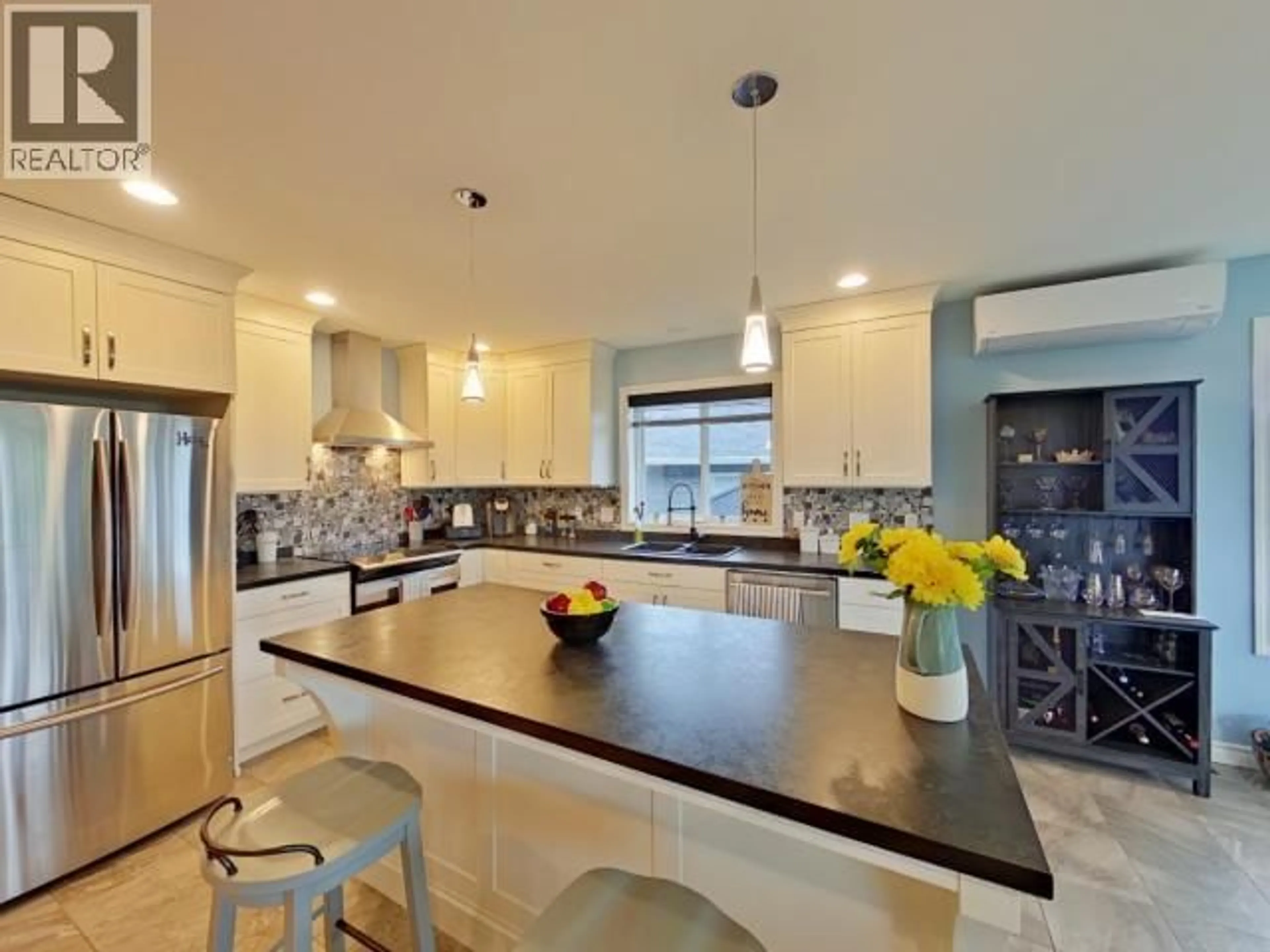 Open concept kitchen, ceramic/tile floor for 7361 GLACIER STREET, Powell River British Columbia V8A5V2