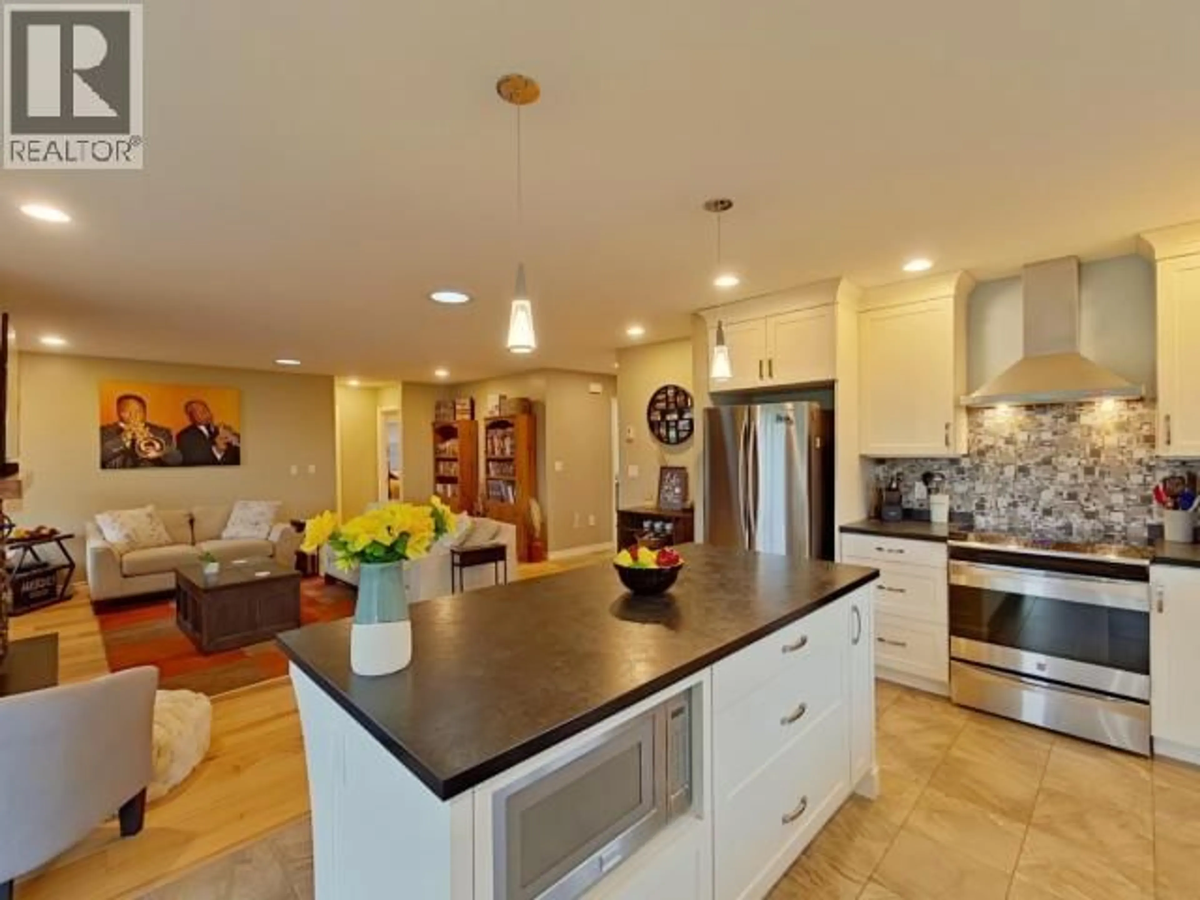Open concept kitchen, ceramic/tile floor for 7361 GLACIER STREET, Powell River British Columbia V8A5V2