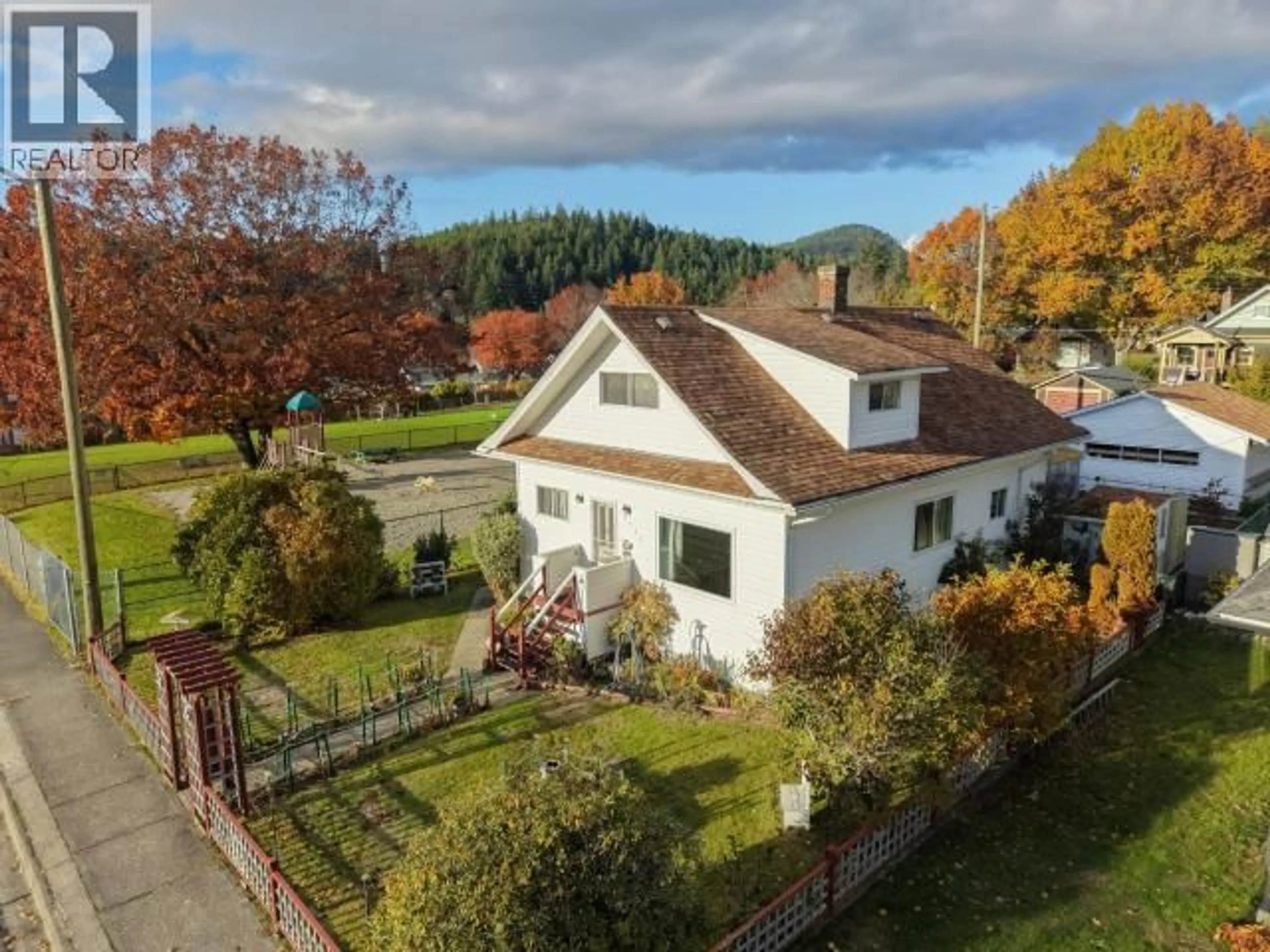 A pic from outside/outdoor area/front of a property/back of a property/a pic from drone, unknown for 6345 POPLAR STREET, Powell River British Columbia V8A4L5
