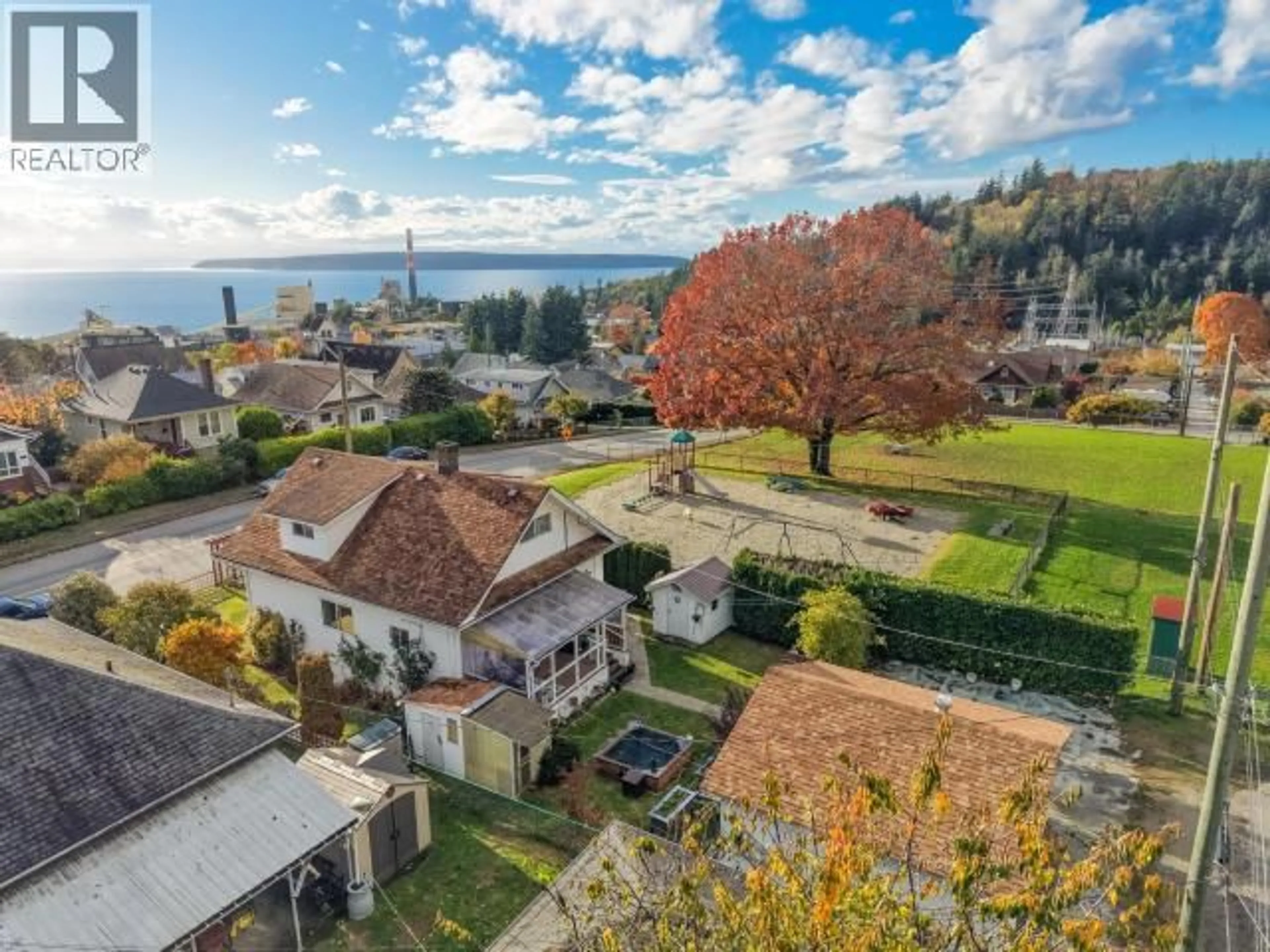 A pic from outside/outdoor area/front of a property/back of a property/a pic from drone, unknown for 6345 POPLAR STREET, Powell River British Columbia V8A4L5