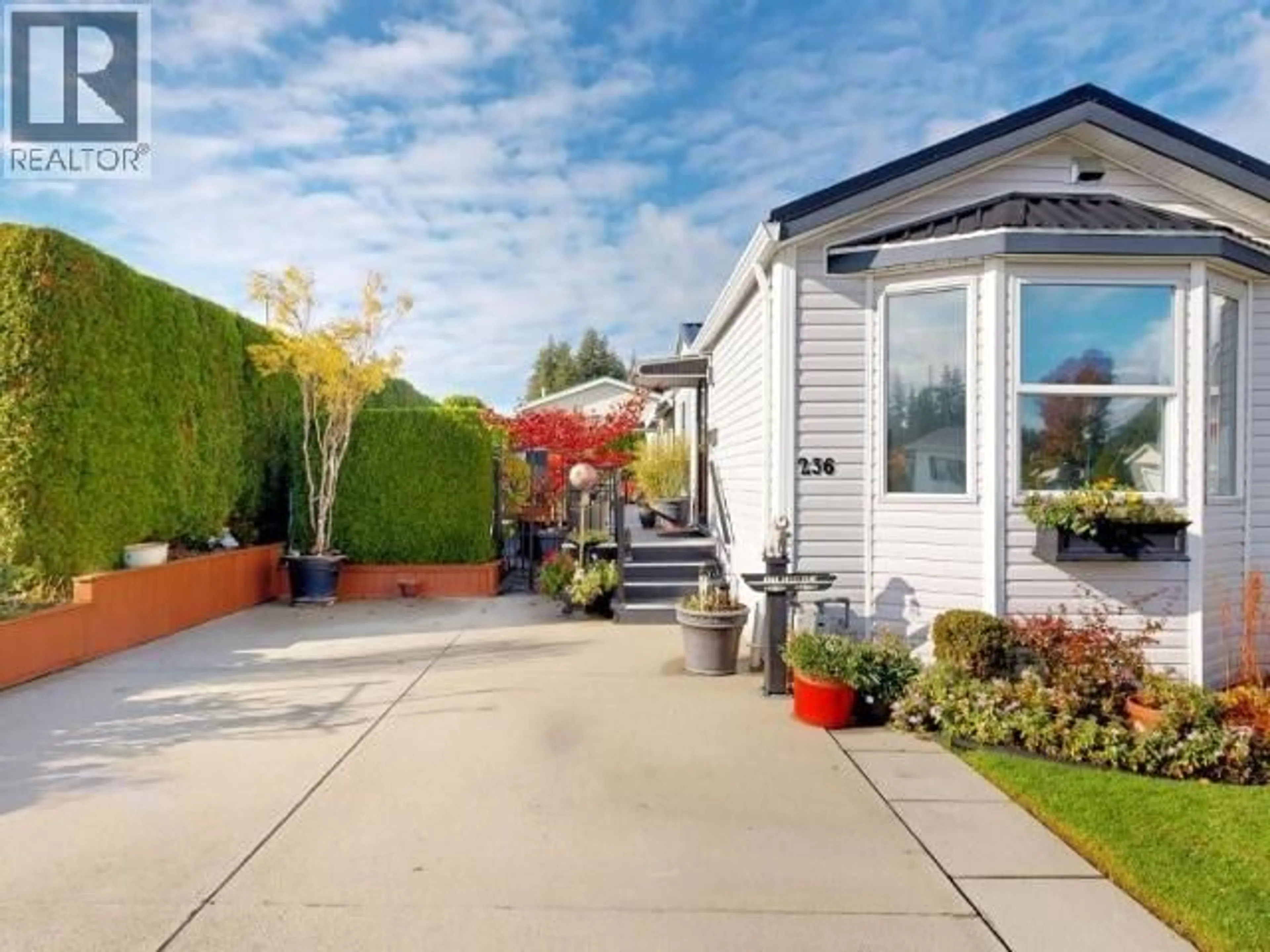 Home with vinyl exterior material, street for 7575 - 236 DUNCAN STREET, Powell River British Columbia V8A5L1