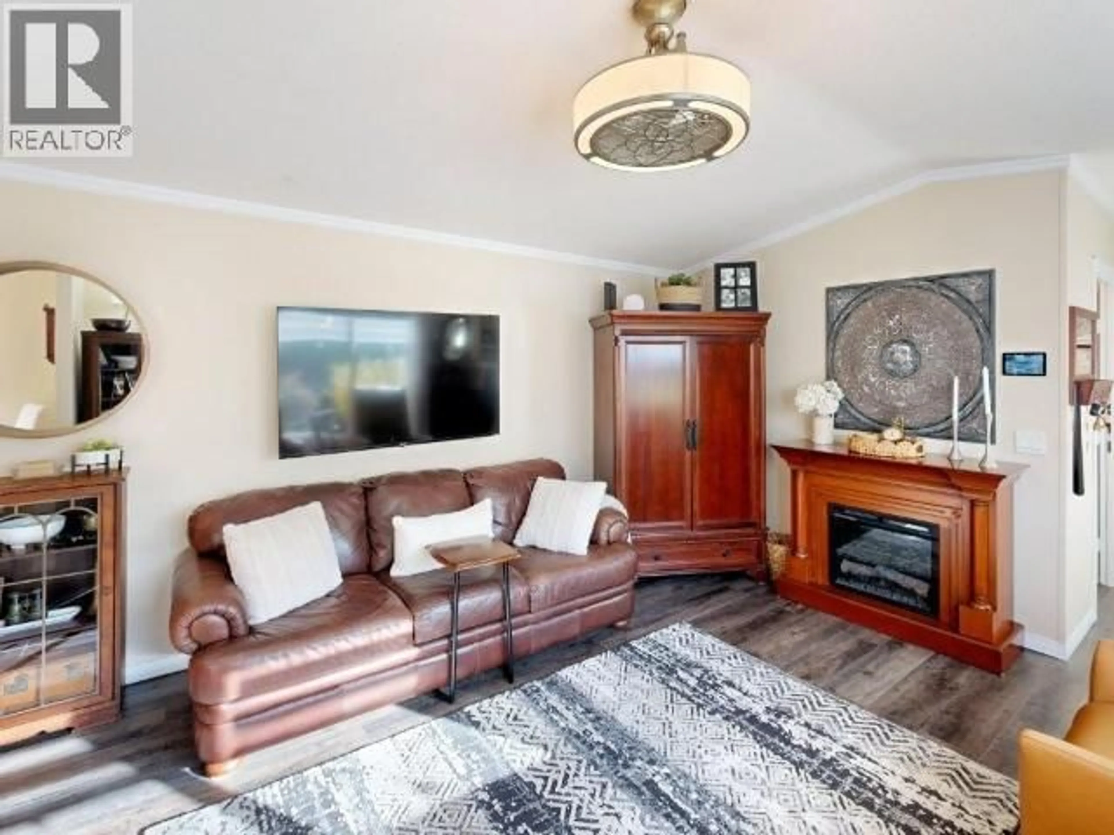 Living room with furniture, unknown for 7575 - 236 DUNCAN STREET, Powell River British Columbia V8A5L1