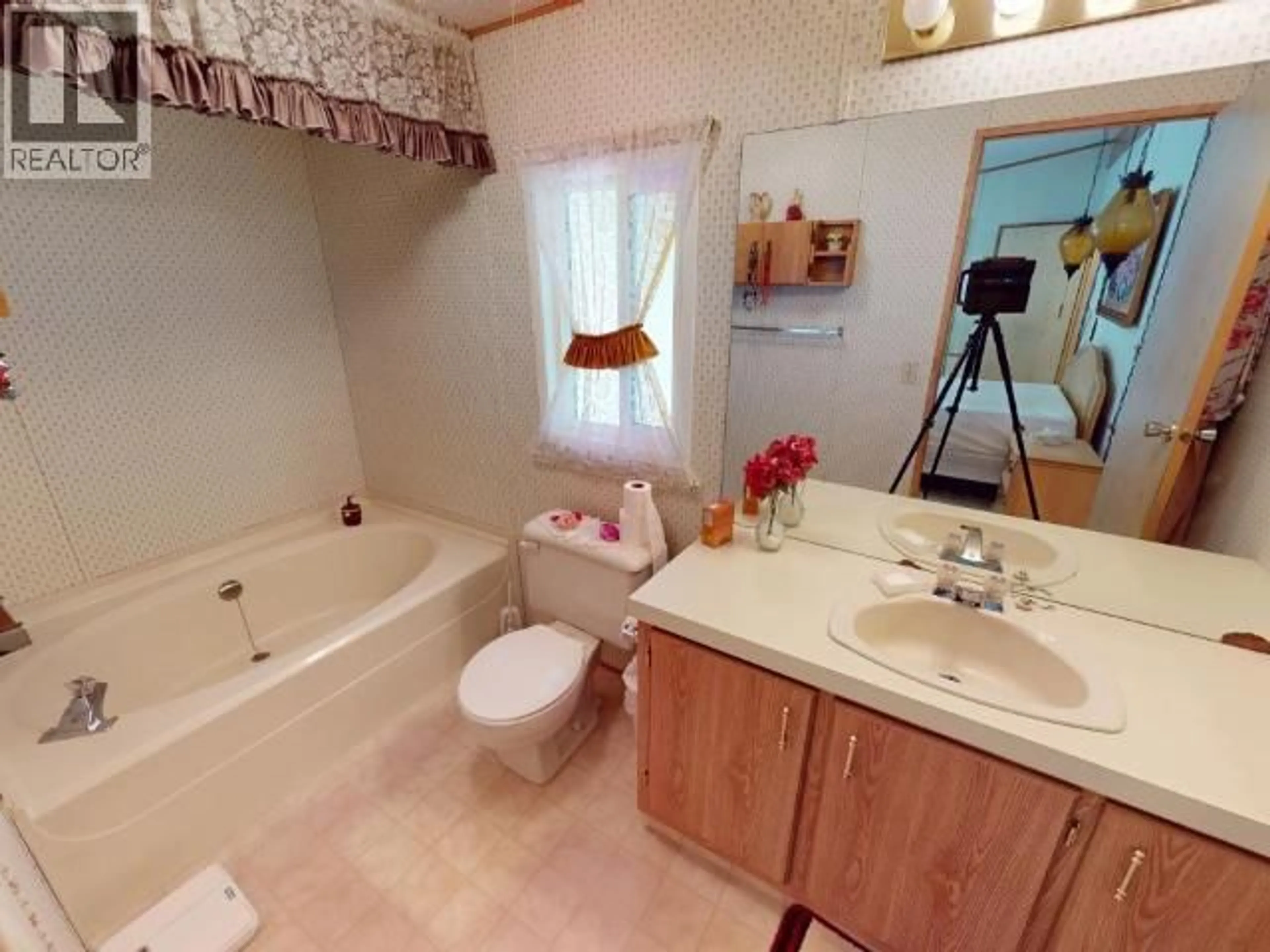 Standard bathroom, ceramic/tile floor for 32-6271 MCANDREW AVE, Powell River British Columbia V8A5G8