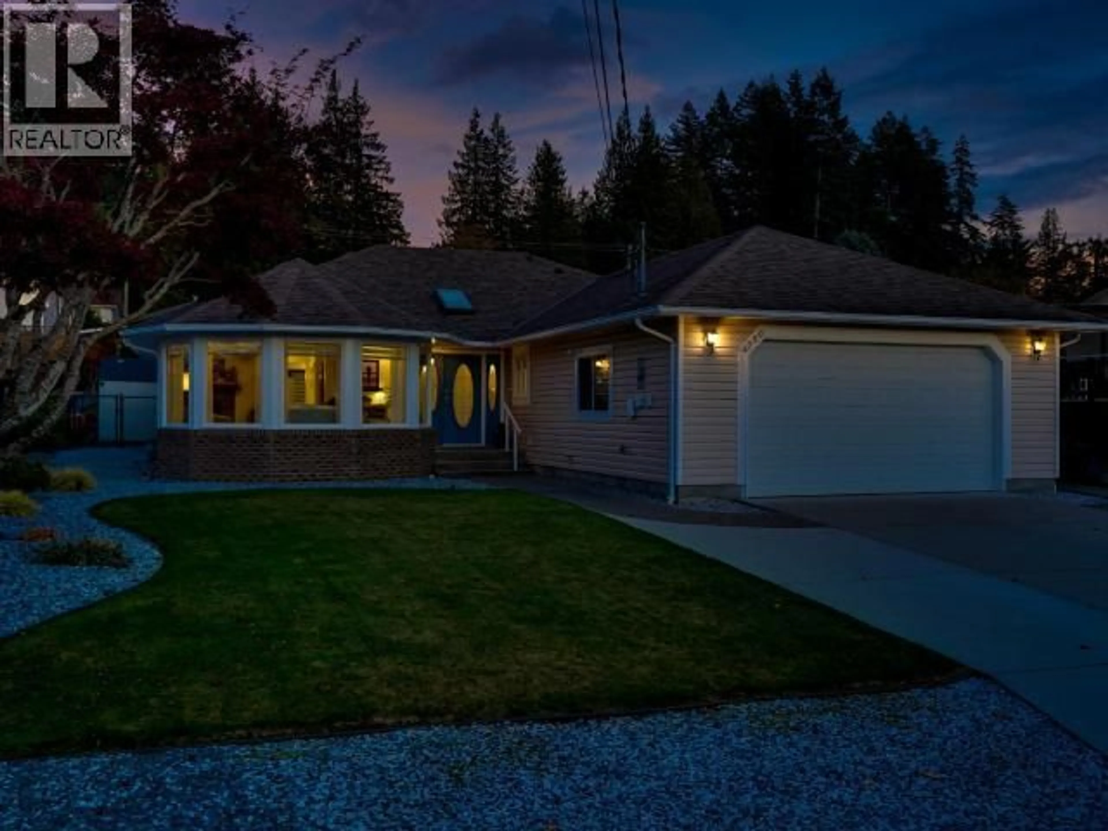 Home with vinyl exterior material, street for 4750 REDONDA AVE, Powell River British Columbia V8A5C9