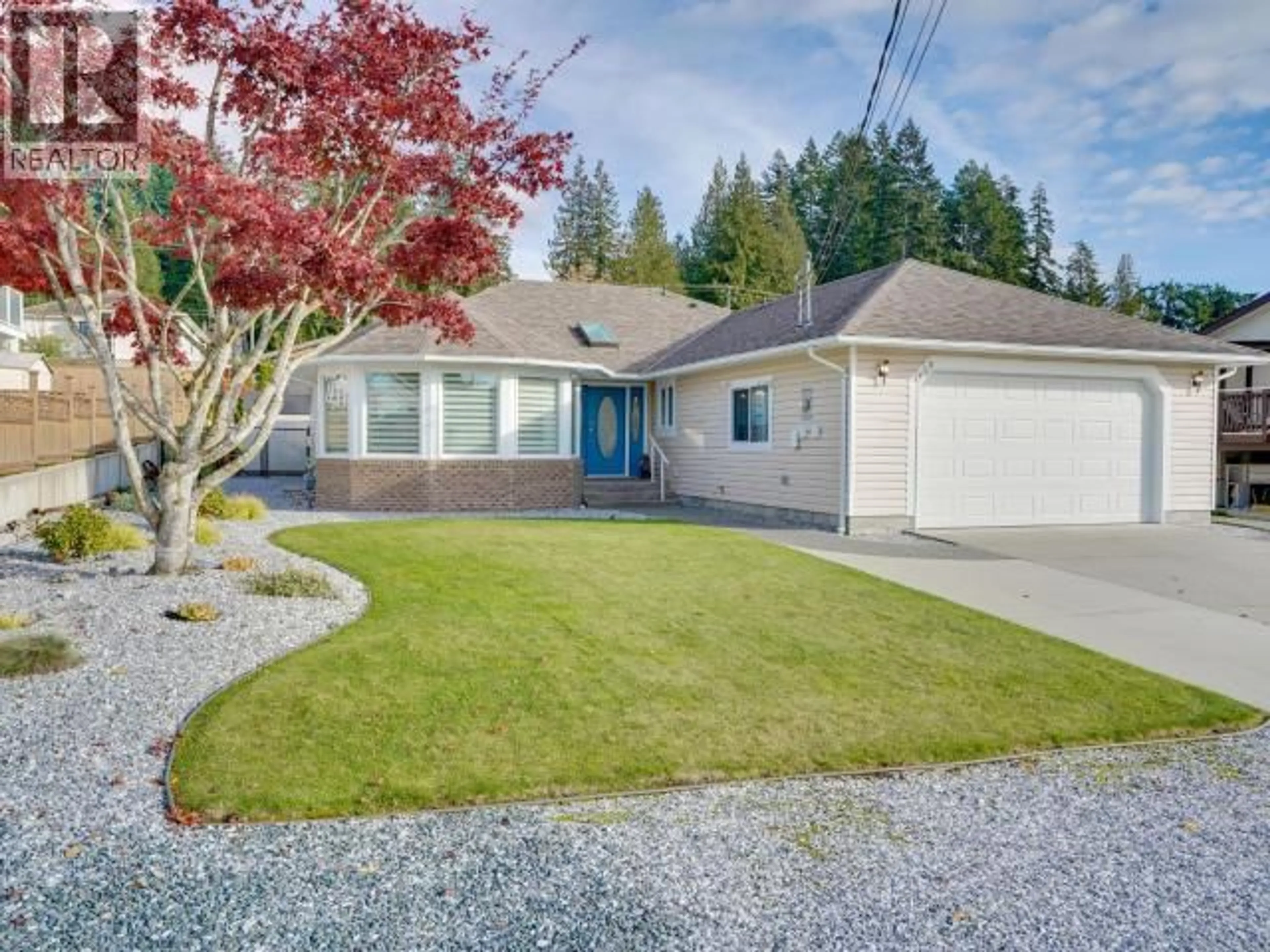 Home with vinyl exterior material, street for 4750 REDONDA AVE, Powell River British Columbia V8A5C9