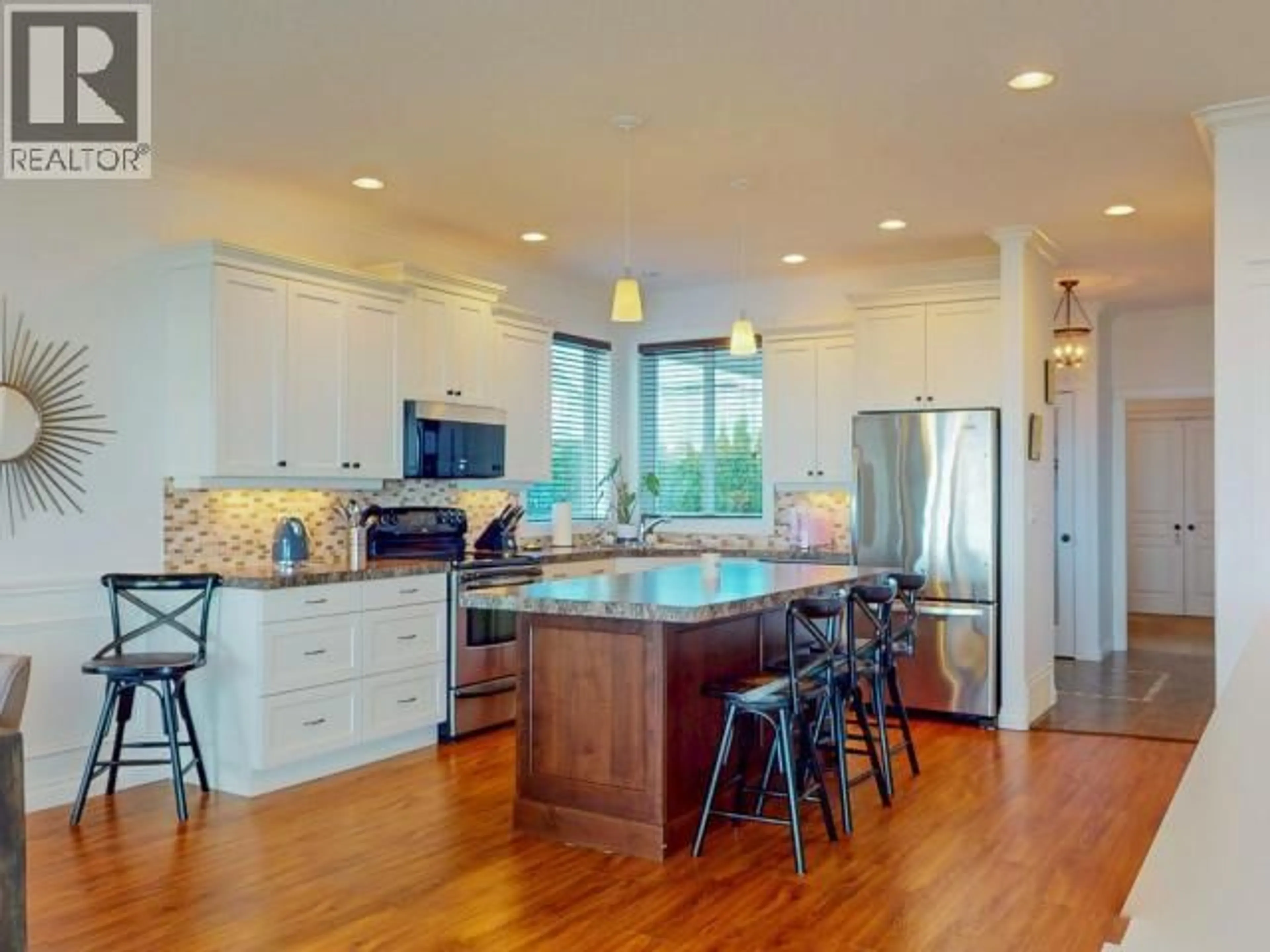 Contemporary kitchen, unknown for 4363 ONTARIO AVE, Powell River British Columbia V8A5B6