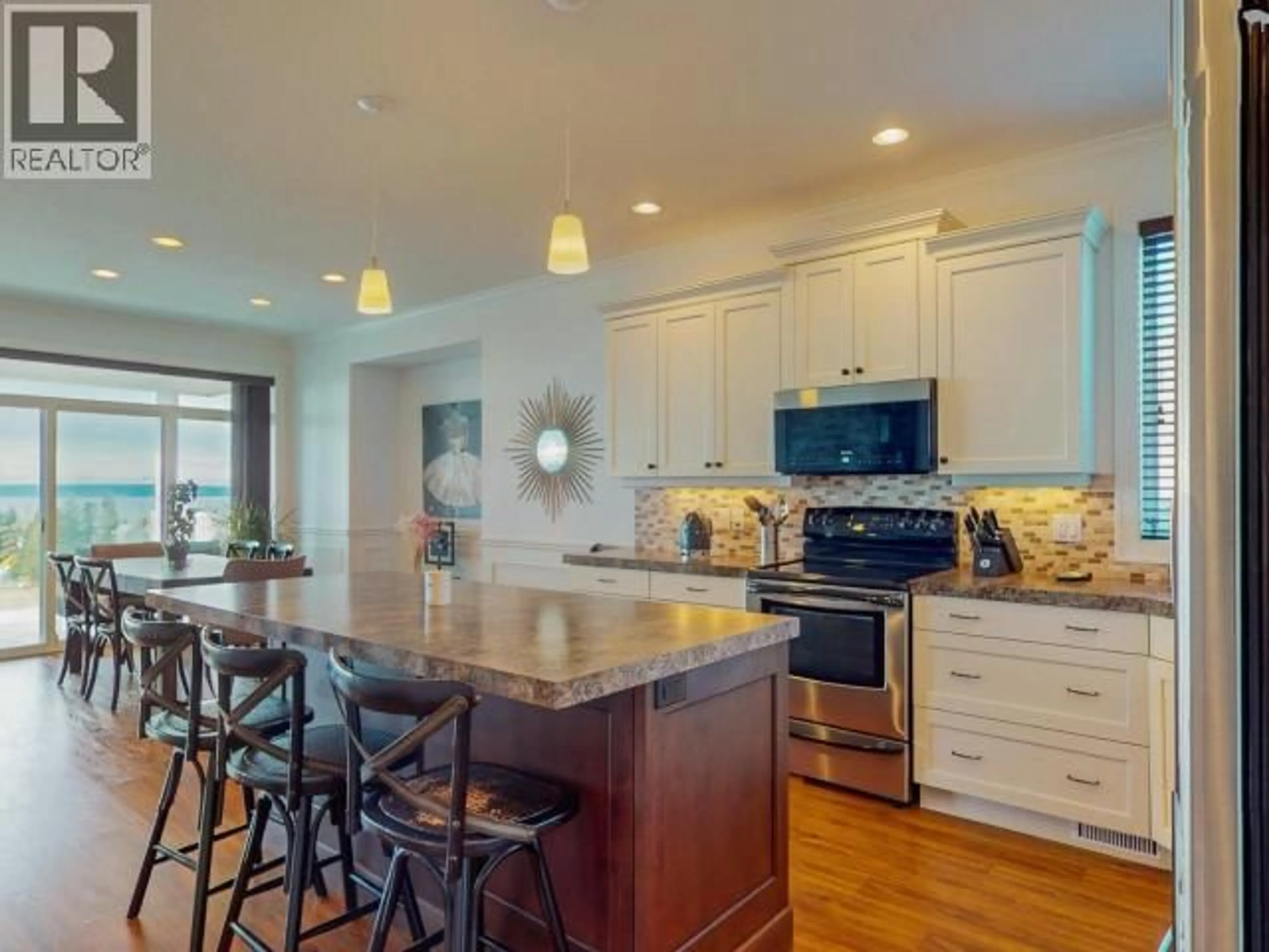 Open concept kitchen, ceramic/tile floor for 4363 ONTARIO AVE, Powell River British Columbia V8A5B6