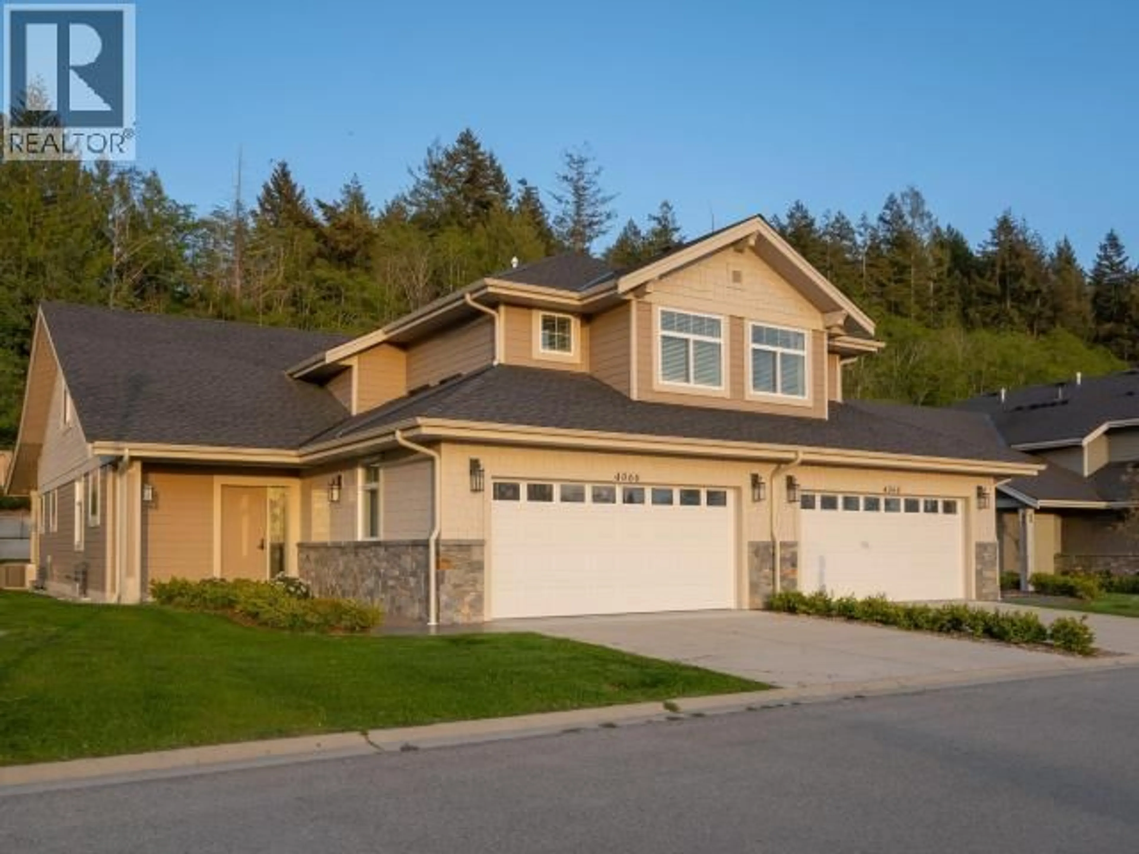 Home with vinyl exterior material, street for 4066 SATURNA AVE, Powell River British Columbia V8A5T4