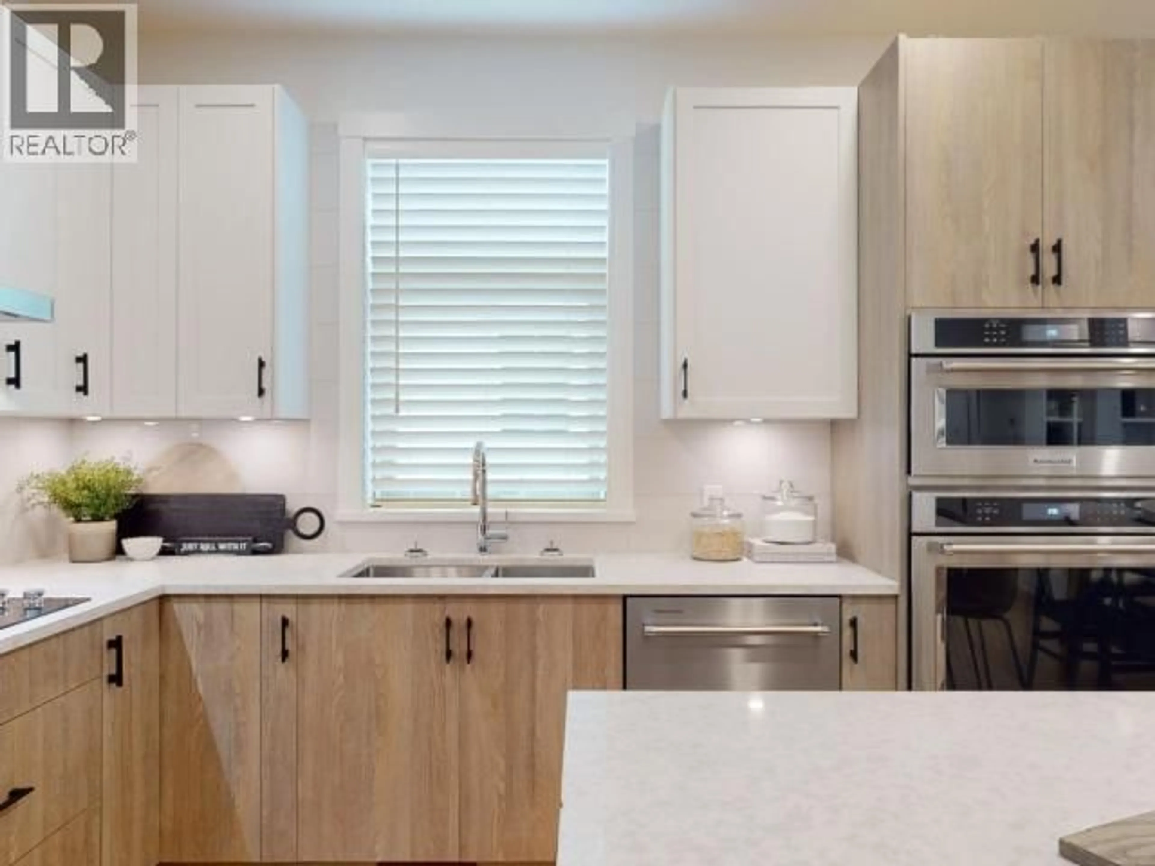 Contemporary kitchen, unknown for 4066 SATURNA AVE, Powell River British Columbia V8A5T4