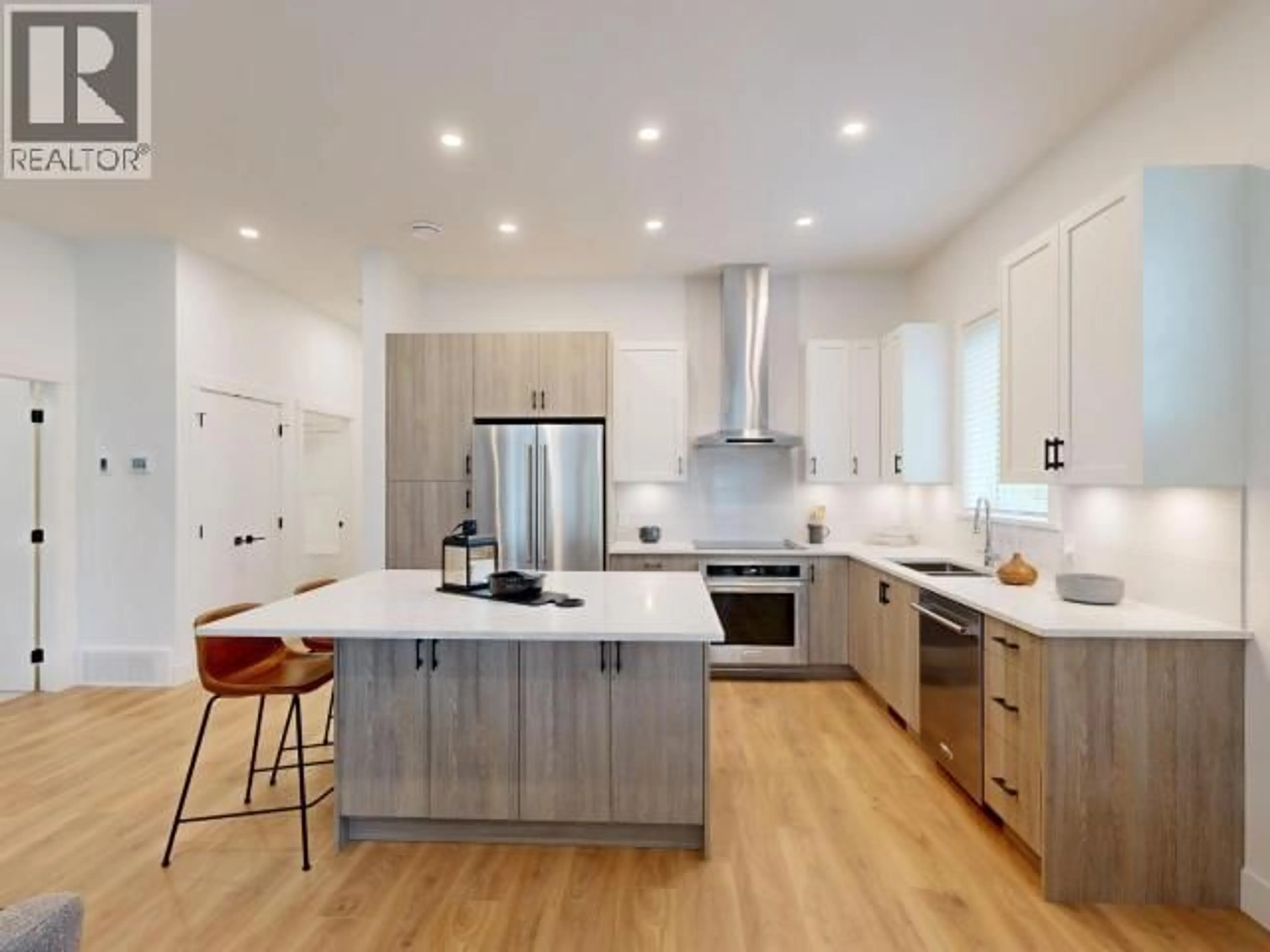 Contemporary kitchen, wood/laminate floor for 4078 SATURNA AVE, Powell River British Columbia V8A5T4