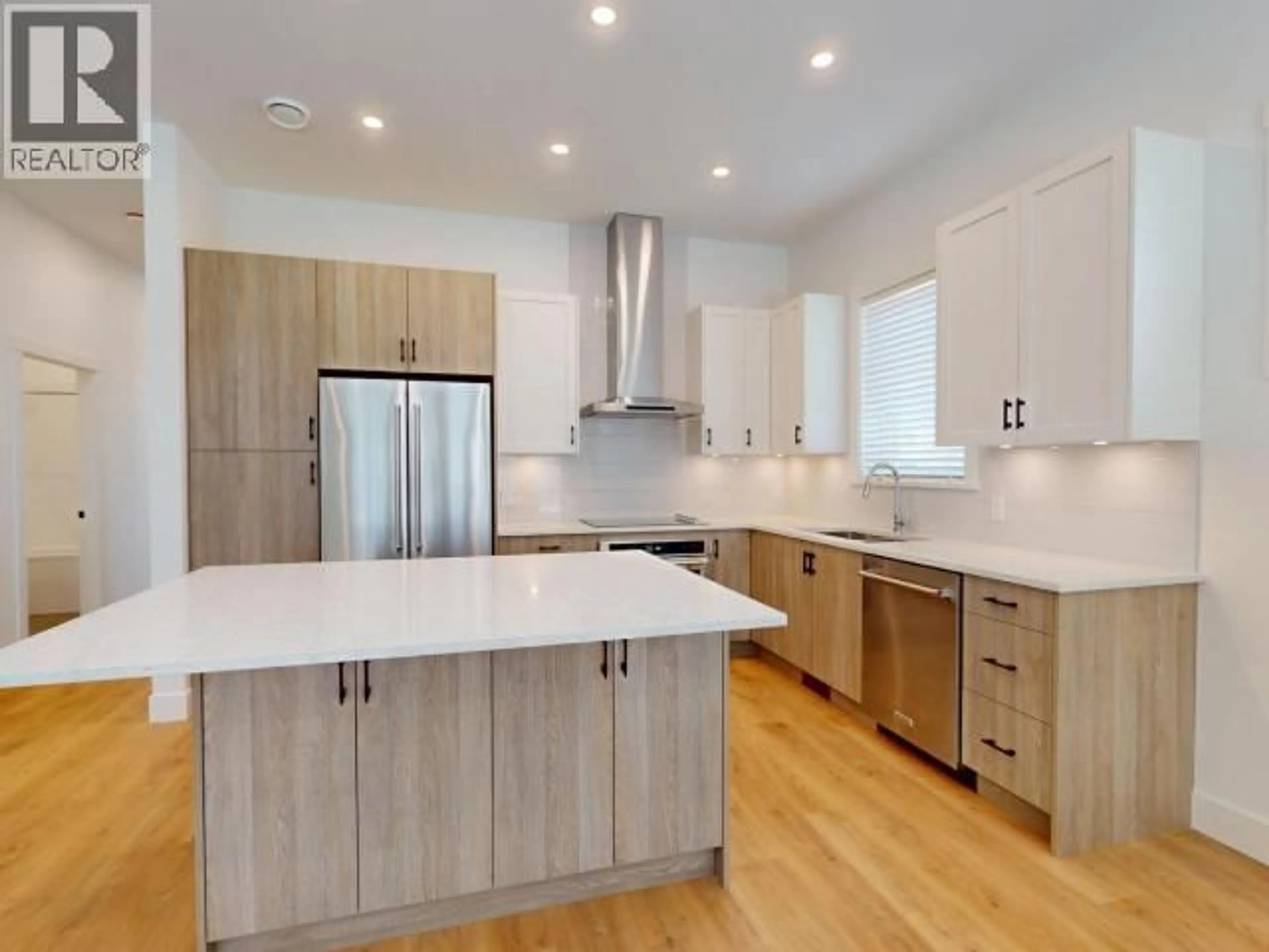 Contemporary kitchen, wood/laminate floor for 4072 SATURNA AVE, Powell River British Columbia V8A5T4
