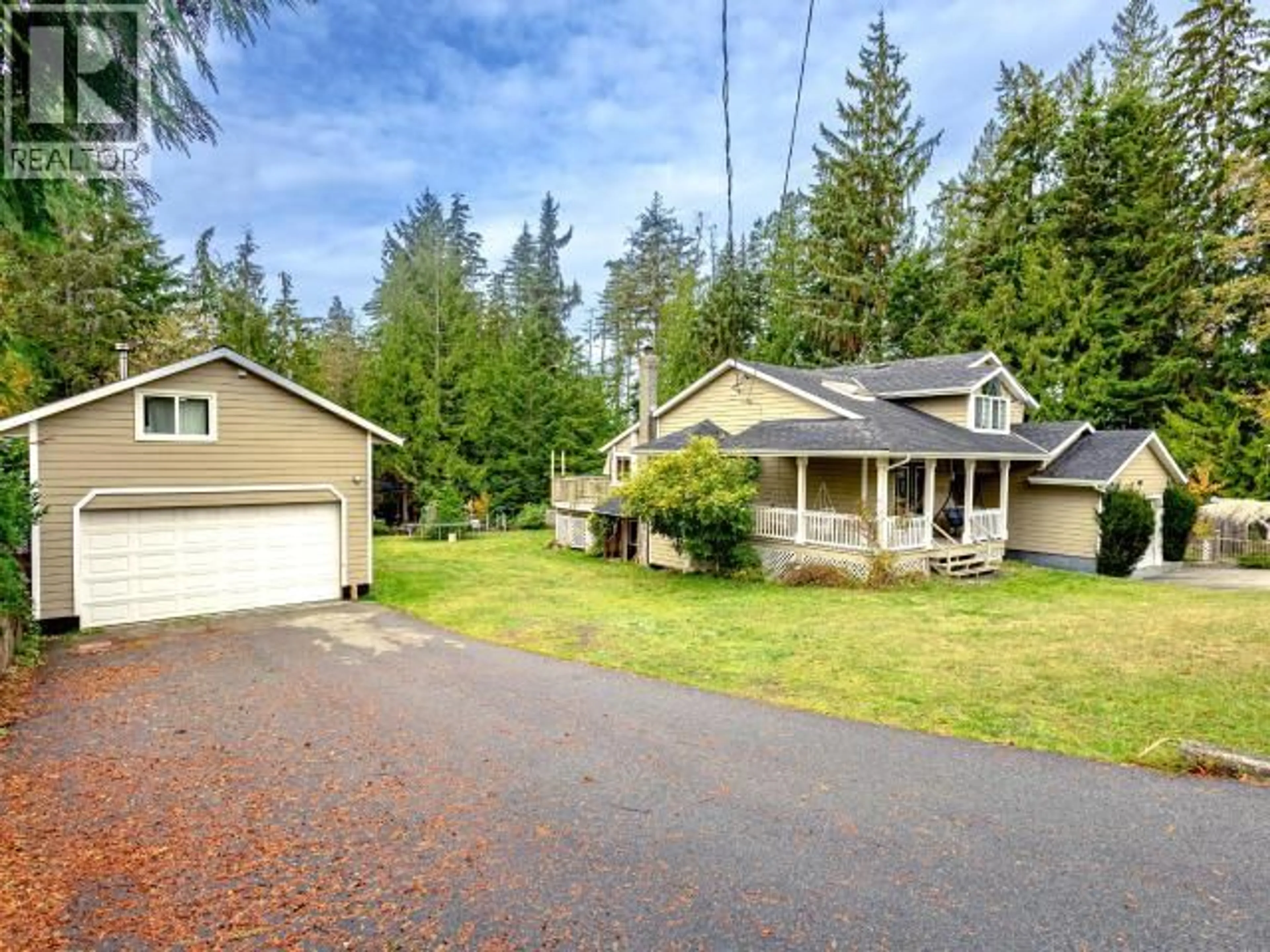 A pic from outside/outdoor area/front of a property/back of a property/a pic from drone, street for 4989 FERNWOOD AVE, Powell River British Columbia V8A3L9