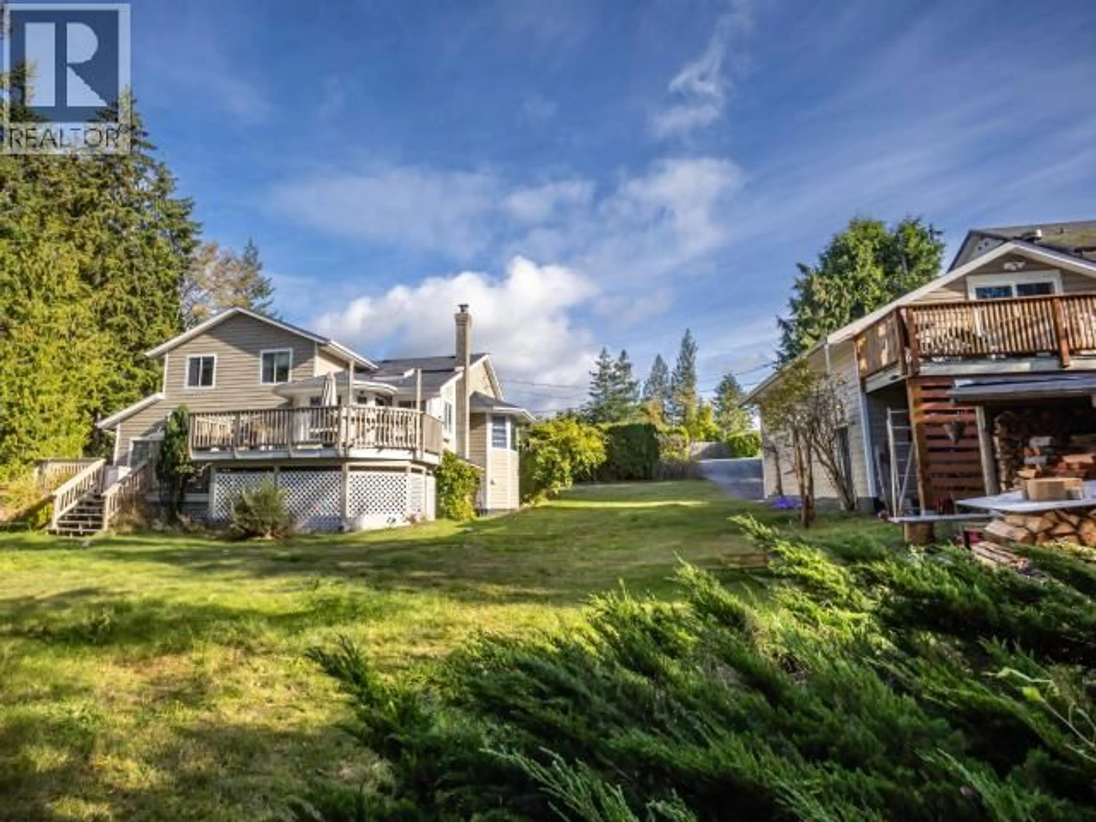 A pic from outside/outdoor area/front of a property/back of a property/a pic from drone, unknown for 4989 FERNWOOD AVE, Powell River British Columbia V8A3L9