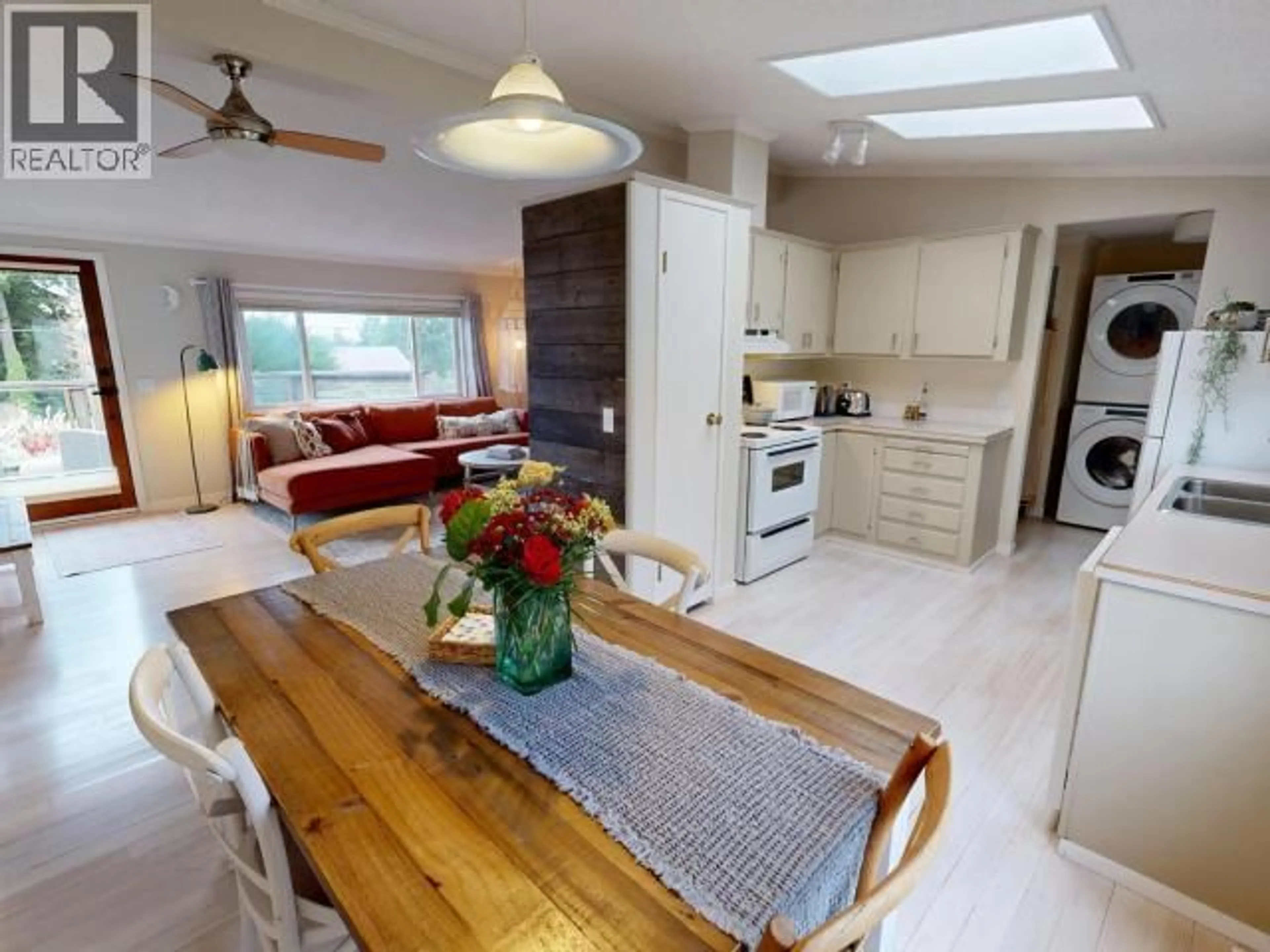 Open concept kitchen, wood/laminate floor for 4686 MICHIGAN AVE, Powell River British Columbia V8A2S9