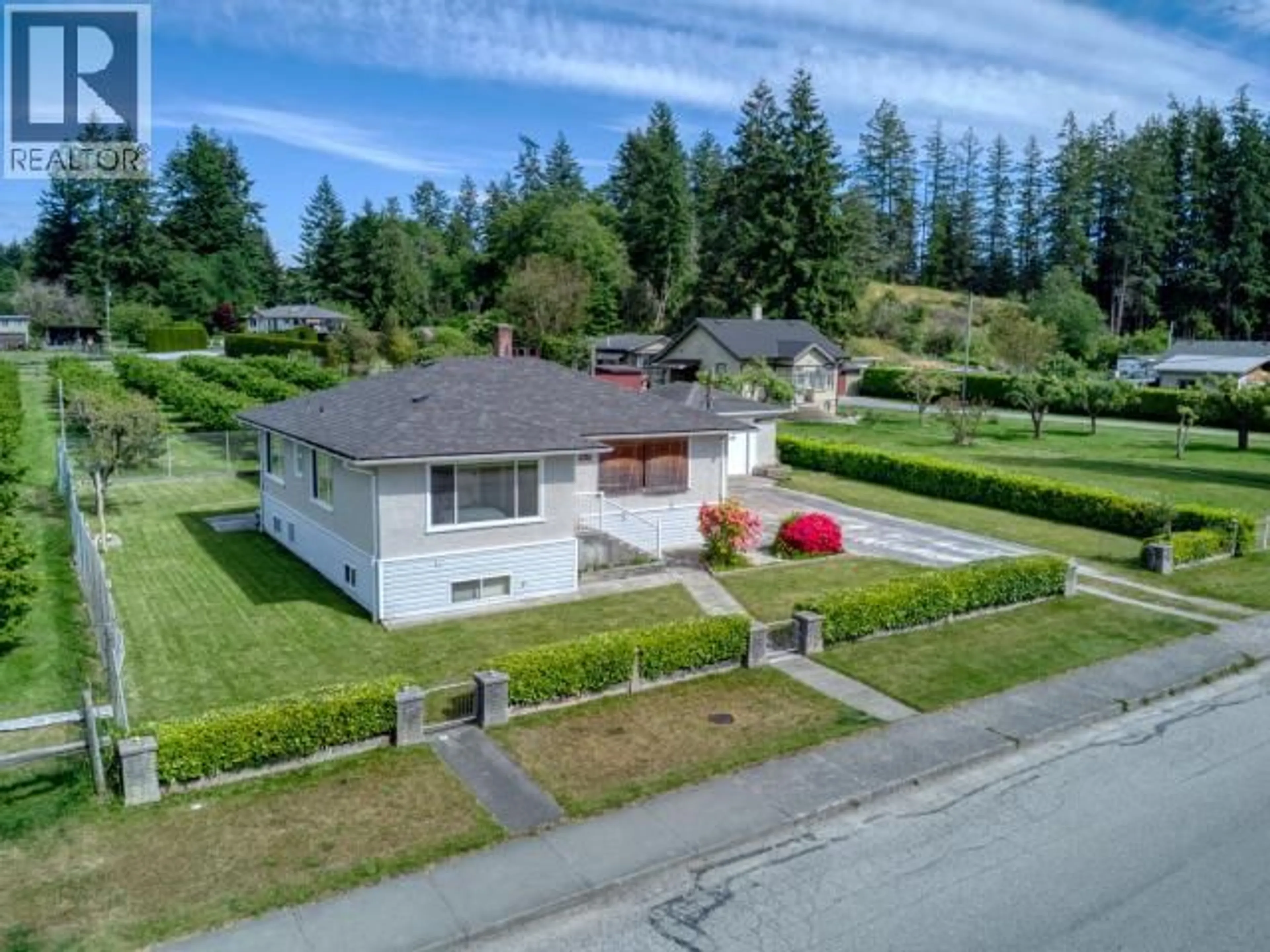 A pic from outside/outdoor area/front of a property/back of a property/a pic from drone, street for 6478 SUTHERLAND AVE, Powell River British Columbia V8A4W4